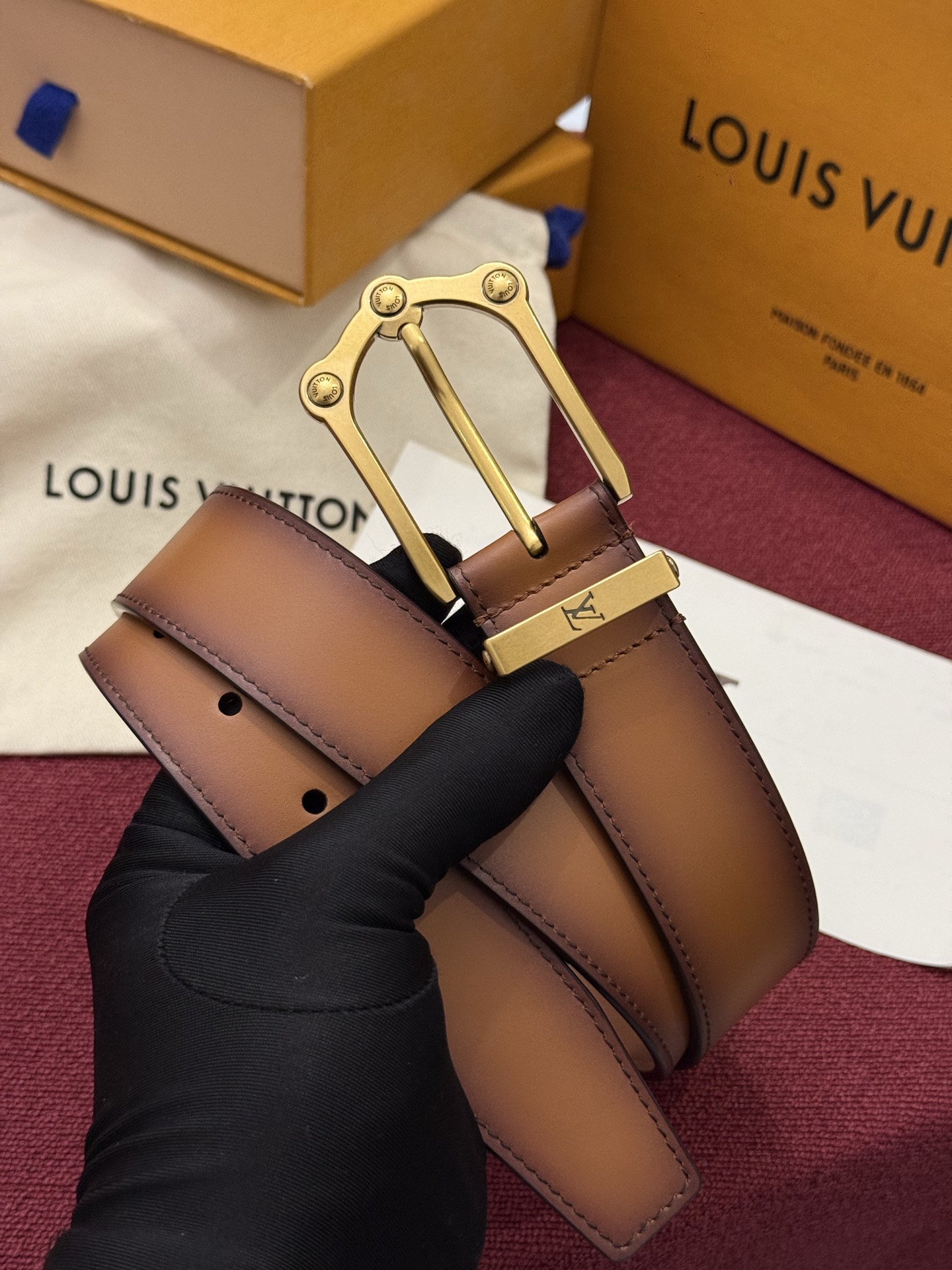 本款 Light Pont Neuf 腰带以工致笔触焕新经典风尚。光滑皮革搭配纤细束带圈和针式搭扣，在闲雅之中彰显自信风