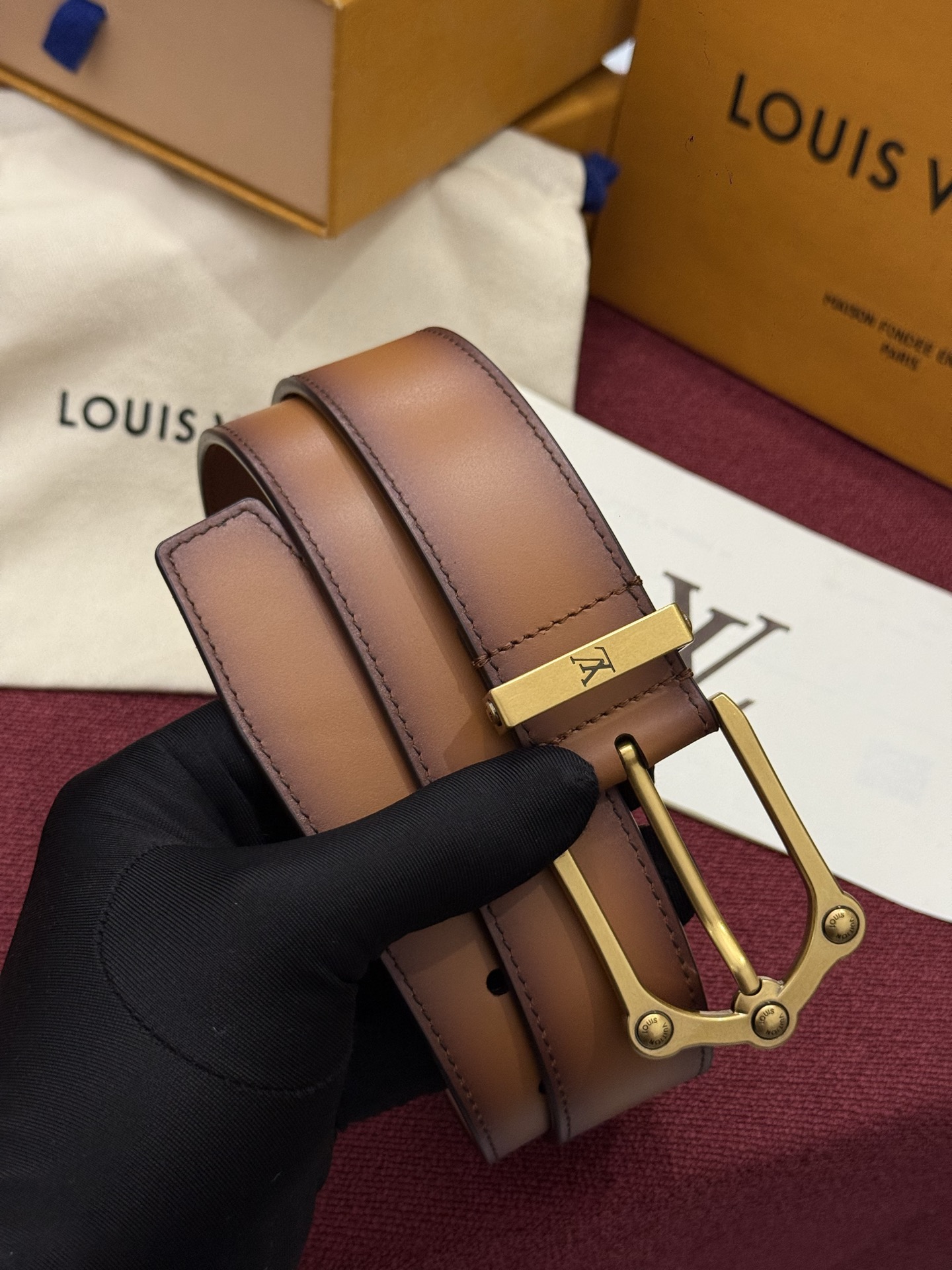 本款 Light Pont Neuf 腰带以工致笔触焕新经典风尚。光滑皮革搭配纤细束带圈和针式搭扣，在闲雅之中彰显自信风