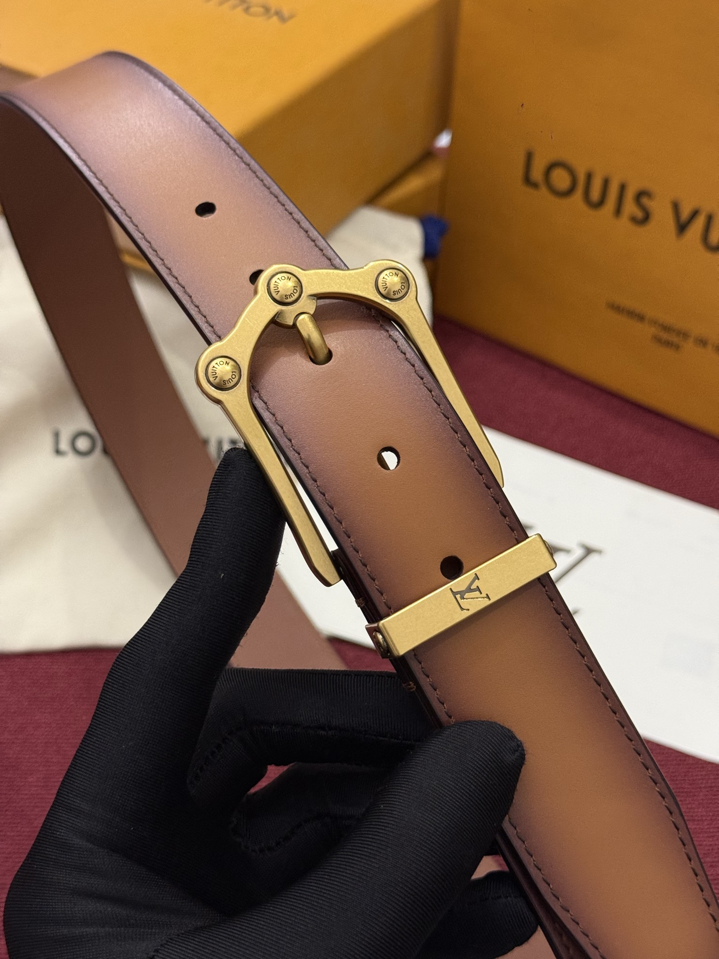本款 Light Pont Neuf 腰带以工致笔触焕新经典风尚。光滑皮革搭配纤细束带圈和针式搭扣,在闲雅之中彰显自信风 本款 Light Pont Neuf 腰带以工致笔触焕新经典风尚。光滑皮革搭配纤细束带圈和针式搭扣,在闲雅之中彰显自信风