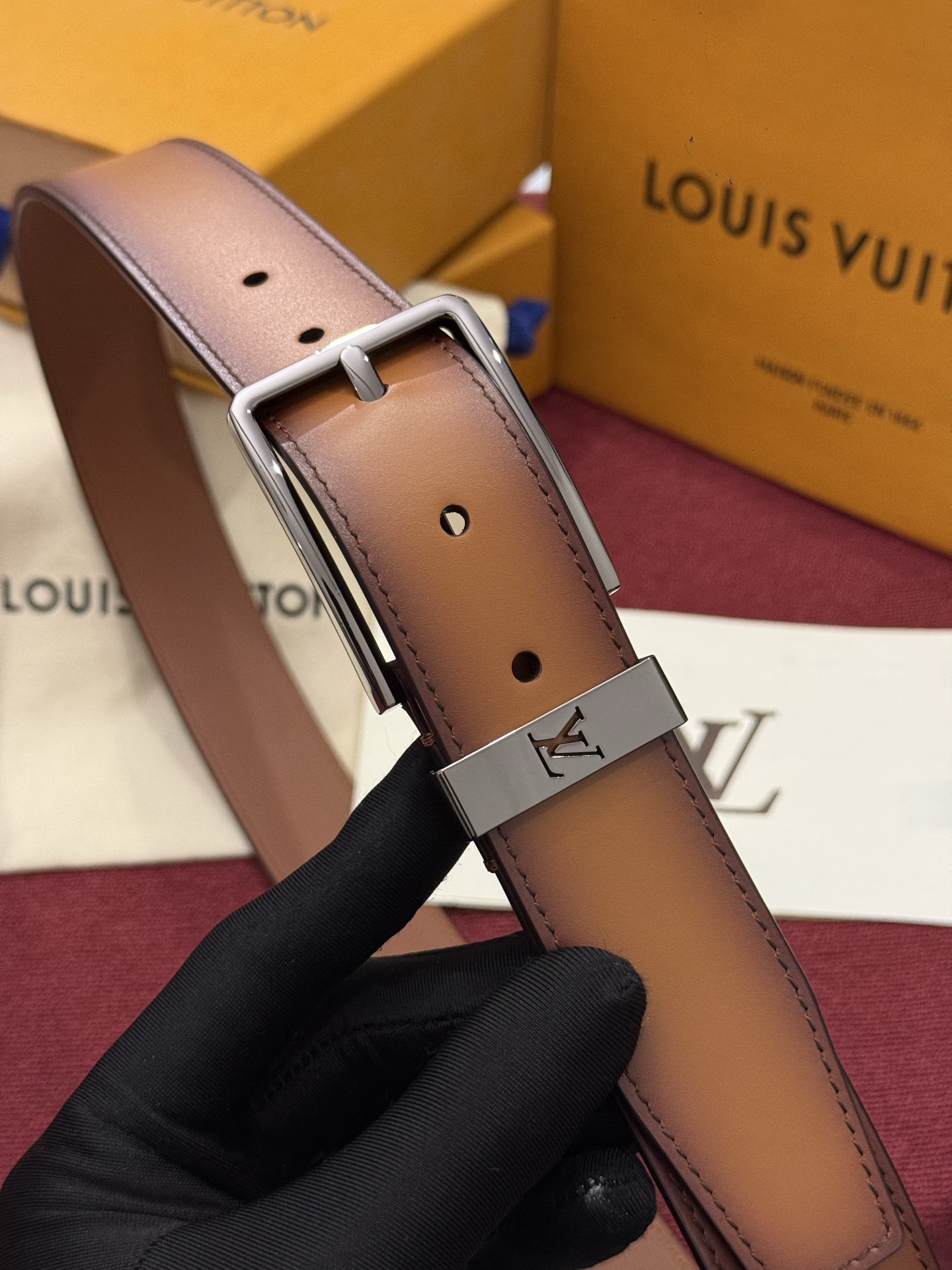 本款 Light Pont Neuf 腰带以工致笔触焕新经典风尚。光滑皮革搭配纤细束带圈和针式搭扣,在闲雅之中彰显自信风 本款 Light Pont Neuf 腰带以工致笔触焕新经典风尚。光滑皮革搭配纤细束带圈和针式搭扣,在闲雅之中彰显自信风