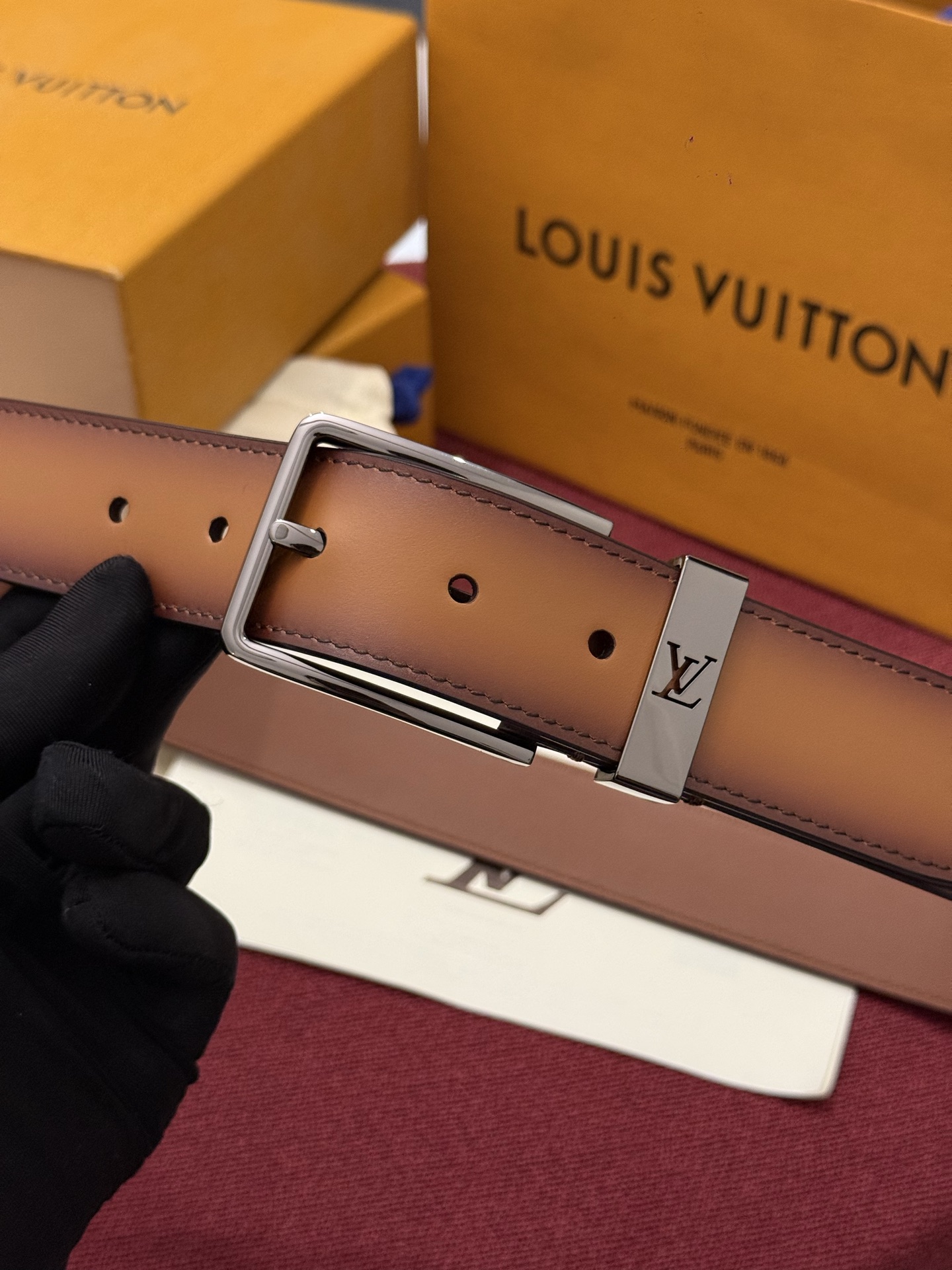 本款 Light Pont Neuf 腰带以工致笔触焕新经典风尚。光滑皮革搭配纤细束带圈和针式搭扣，在闲雅之中彰显自信风