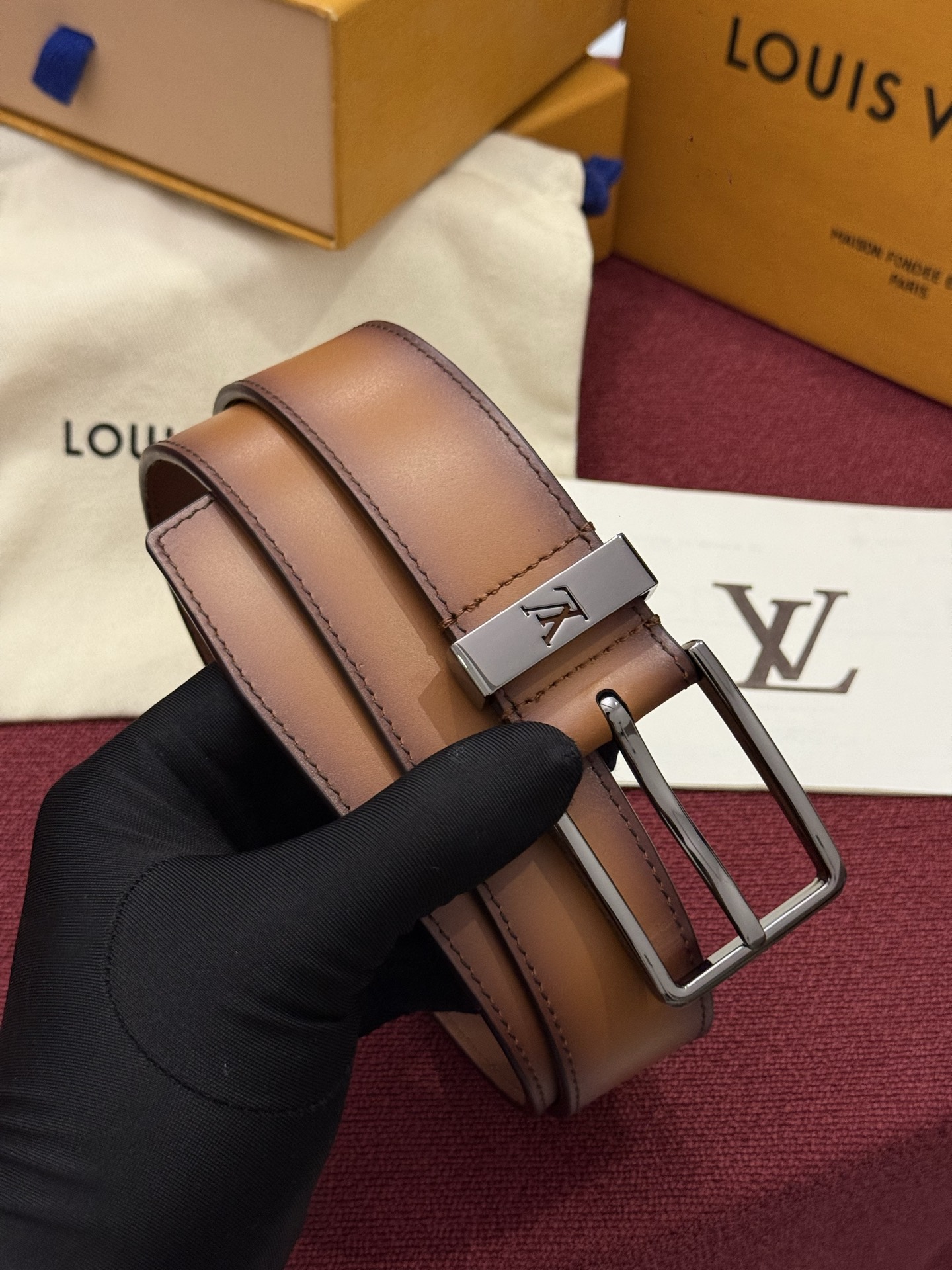 本款 Light Pont Neuf 腰带以工致笔触焕新经典风尚。光滑皮革搭配纤细束带圈和针式搭扣，在闲雅之中彰显自信风