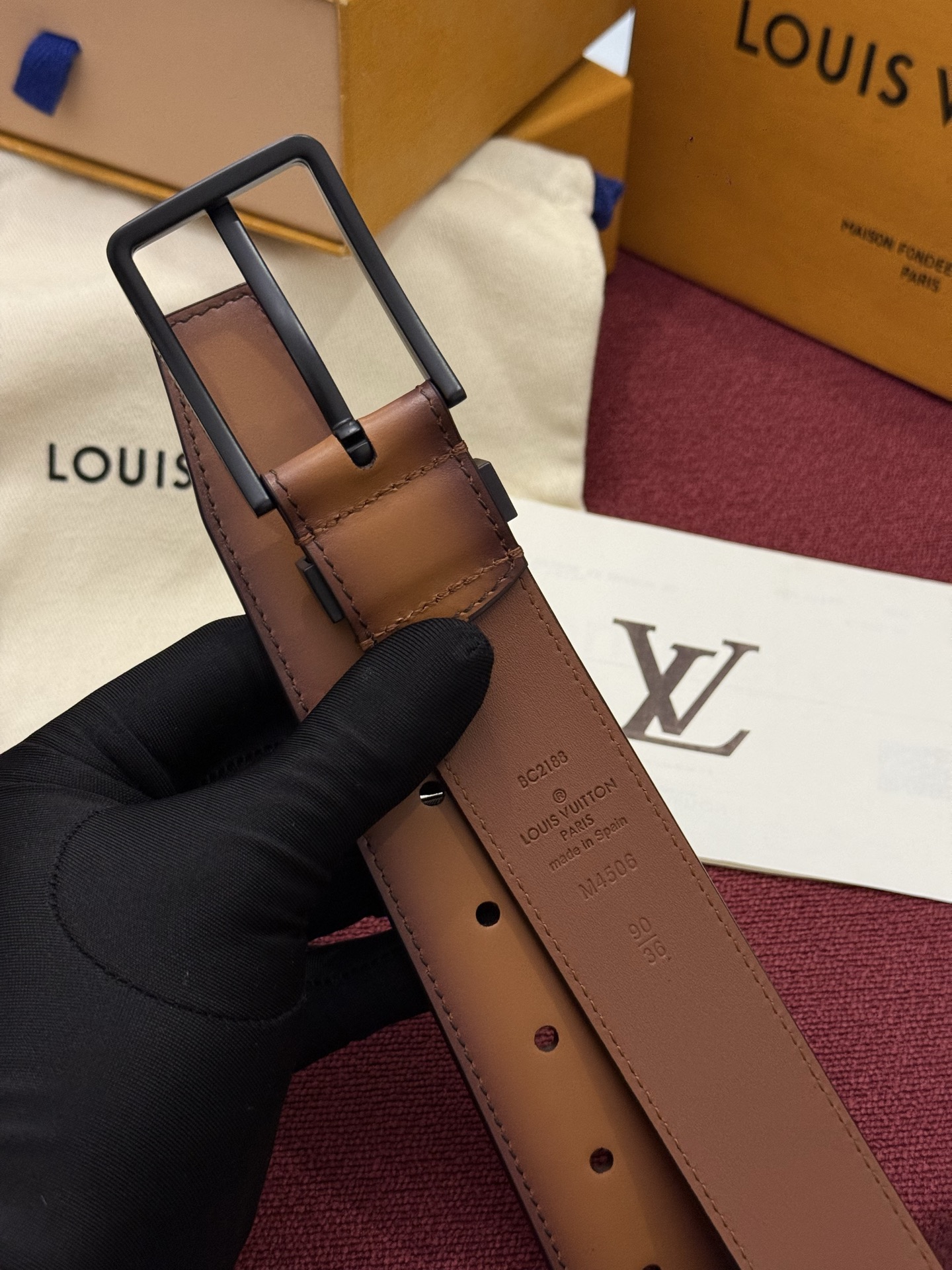 本款 Light Pont Neuf 腰带以工致笔触焕新经典风尚。光滑皮革搭配纤细束带圈和针式搭扣，在闲雅之中彰显自信风