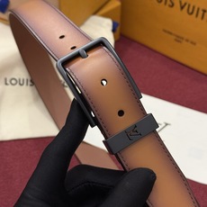 本款 Light Pont Neuf 腰带以工致笔触焕新经典风尚。光滑皮革搭配纤细束带圈和针式搭扣,在闲雅之中彰显自信风 本款 Light Pont Neuf 腰带以工致笔触焕新经典风尚。光滑皮革搭配纤细束带圈和针式搭扣,在闲雅之中彰显自信风