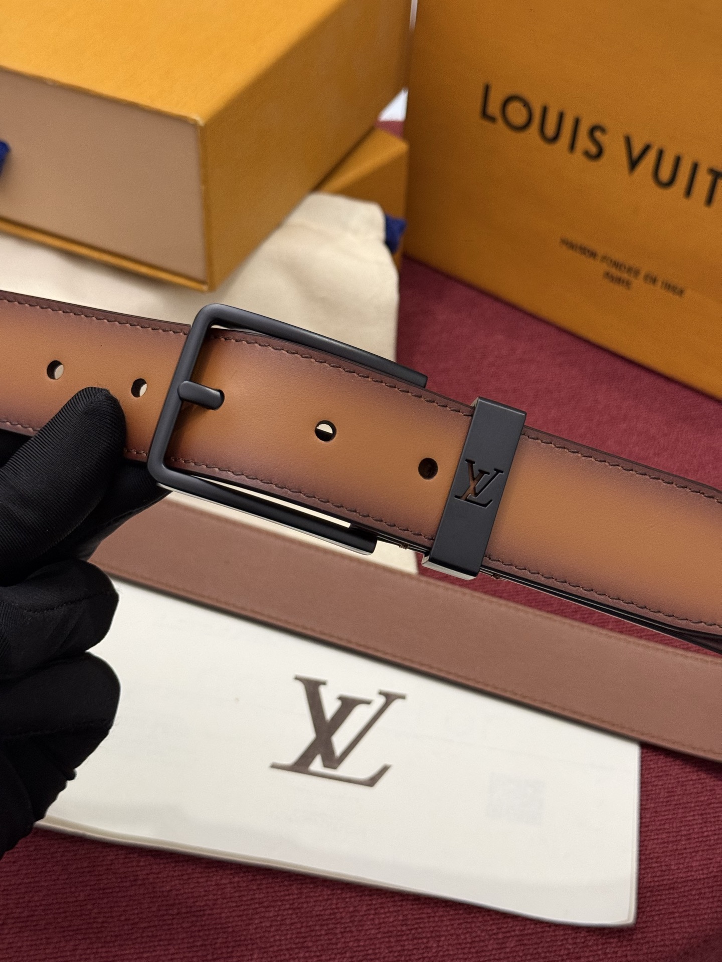 本款 Light Pont Neuf 腰带以工致笔触焕新经典风尚。光滑皮革搭配纤细束带圈和针式搭扣，在闲雅之中彰显自信风