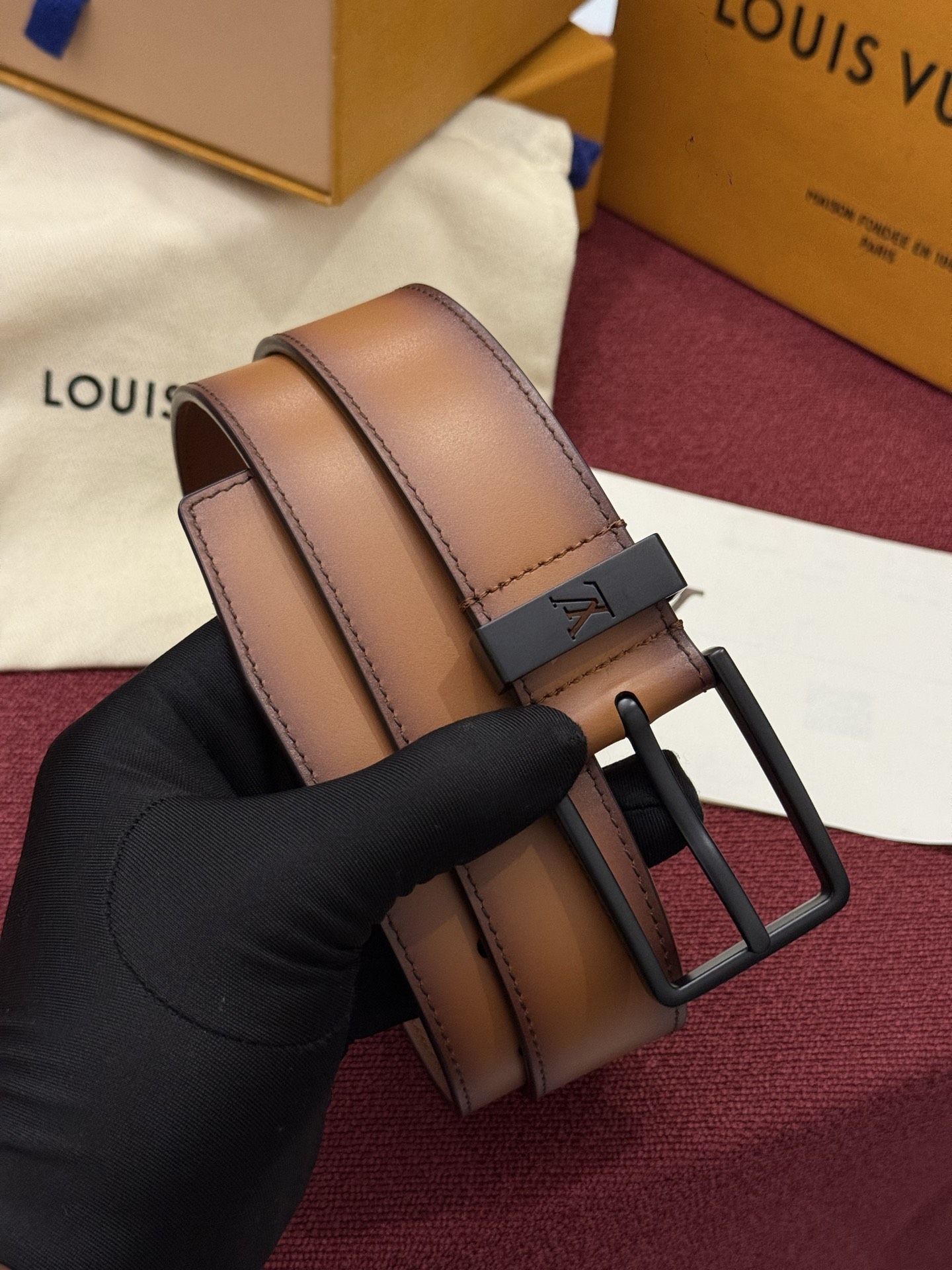 本款 Light Pont Neuf 腰带以工致笔触焕新经典风尚。光滑皮革搭配纤细束带圈和针式搭扣，在闲雅之中彰显自信风