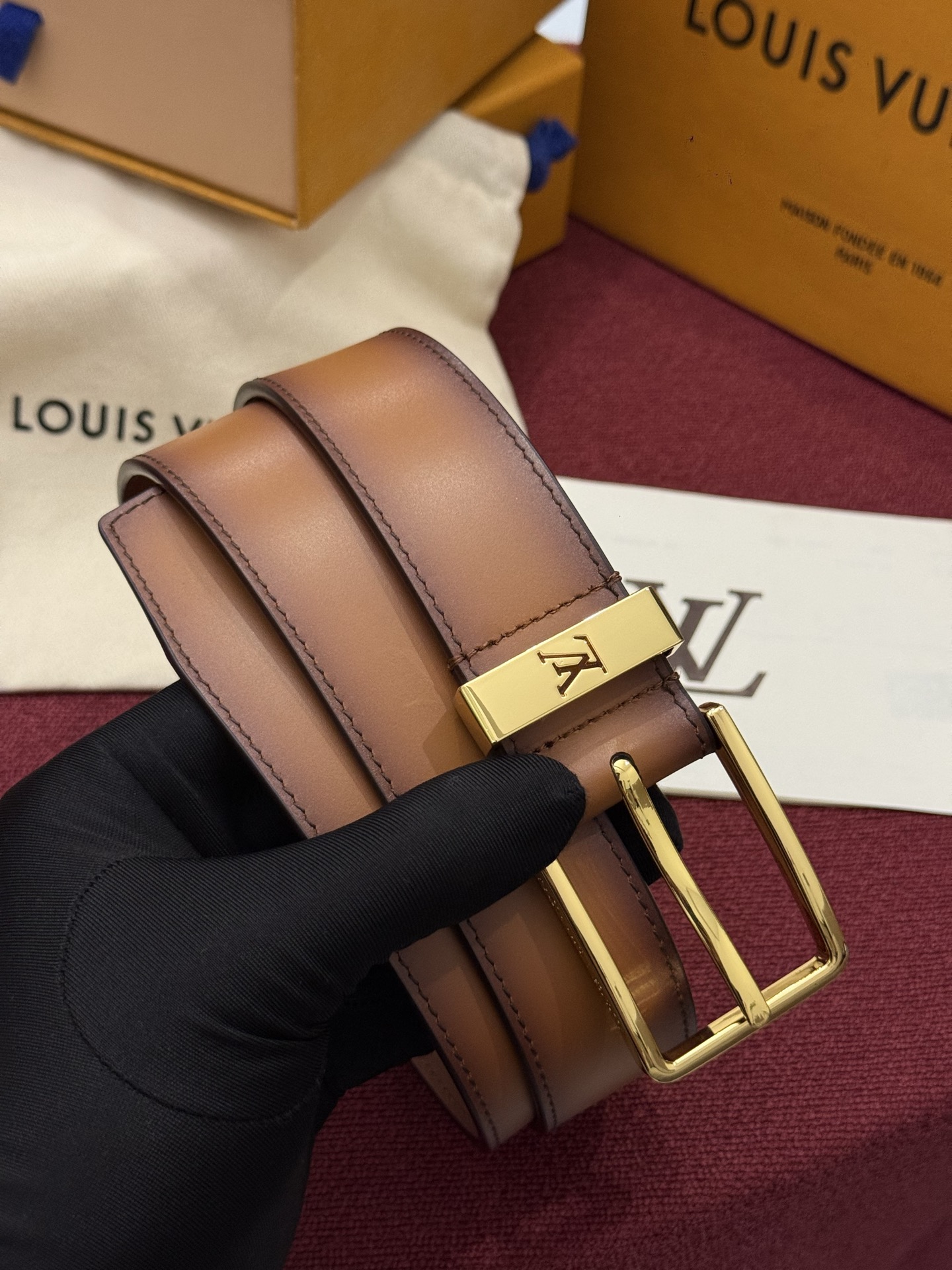 本款 Light Pont Neuf 腰带以工致笔触焕新经典风尚。光滑皮革搭配纤细束带圈和针式搭扣，在闲雅之中彰显自信风