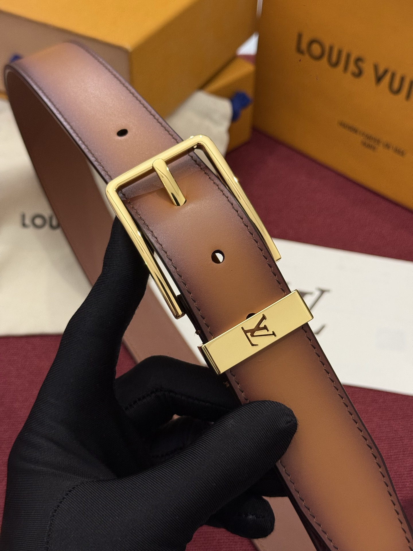 本款 Light Pont Neuf 腰带以工致笔触焕新经典风尚。光滑皮革搭配纤细束带圈和针式搭扣,在闲雅之中彰显自信风 本款 Light Pont Neuf 腰带以工致笔触焕新经典风尚。光滑皮革搭配纤细束带圈和针式搭扣,在闲雅之中彰显自信风