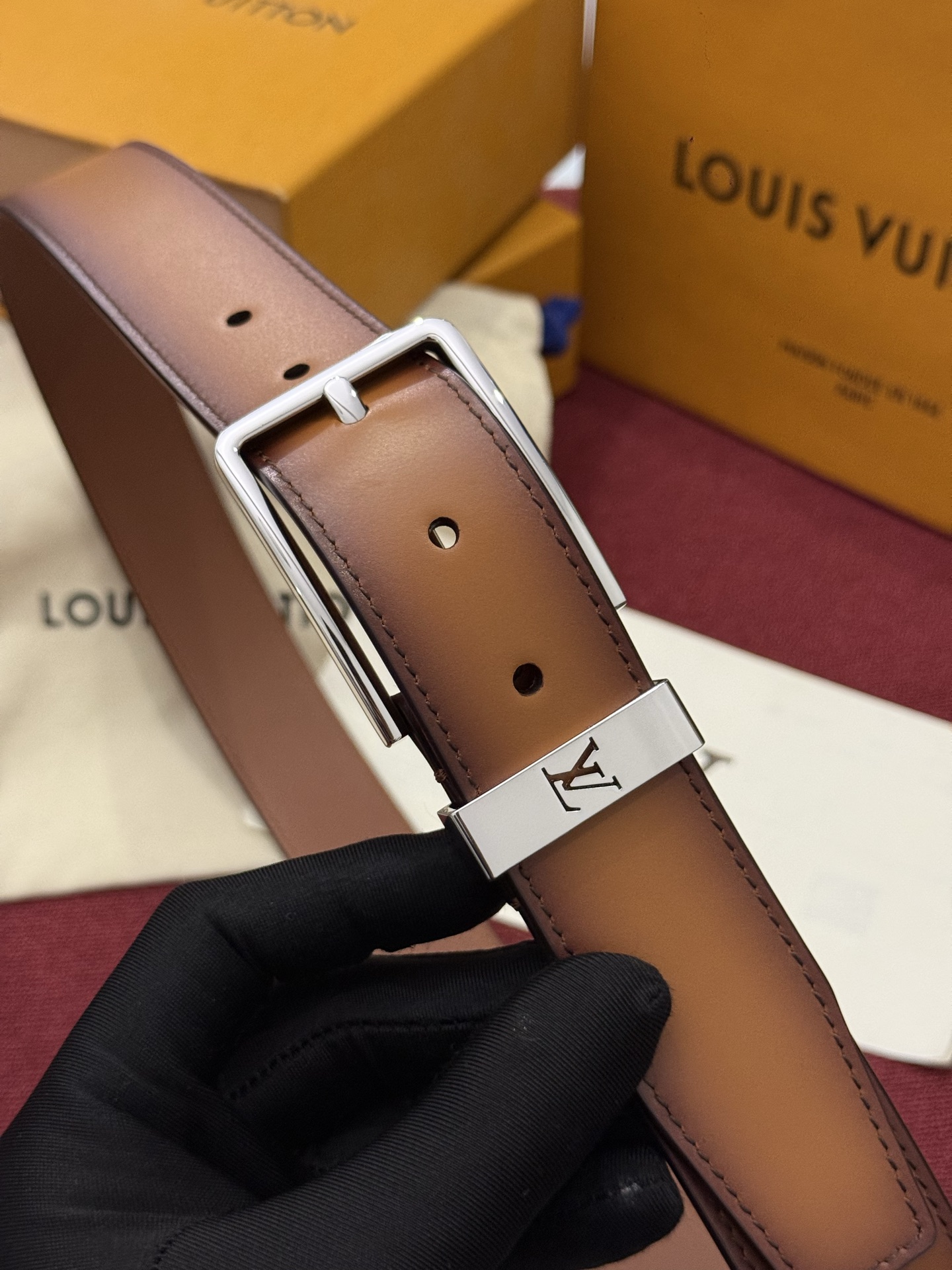 本款 Light Pont Neuf 腰带以工致笔触焕新经典风尚。光滑皮革搭配纤细束带圈和针式搭扣,在闲雅之中彰显自信风 本款 Light Pont Neuf 腰带以工致笔触焕新经典风尚。光滑皮革搭配纤细束带圈和针式搭扣,在闲雅之中彰显自信风