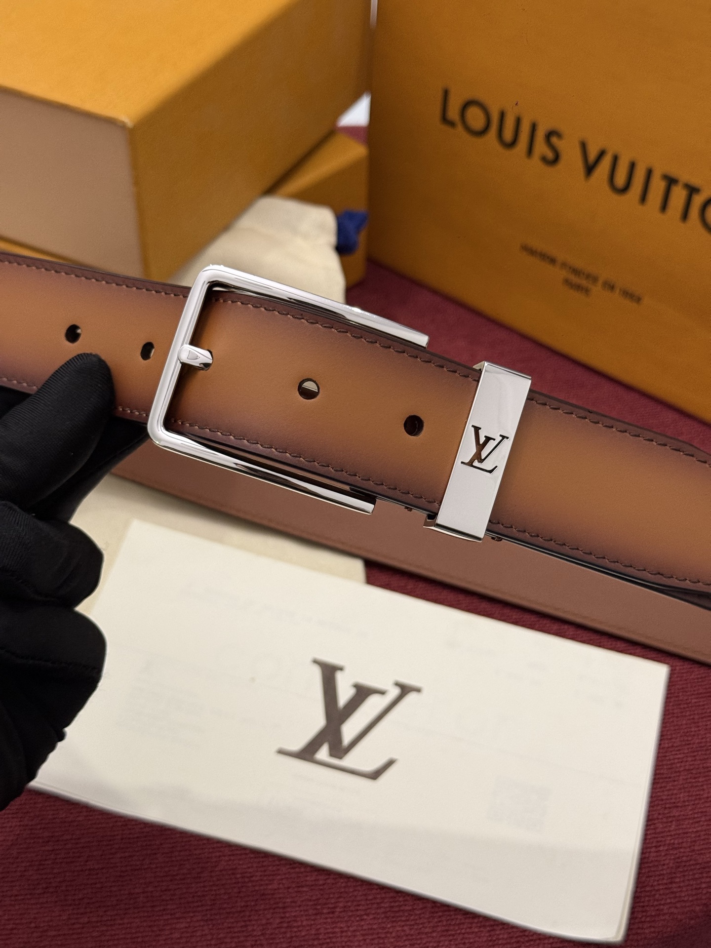 本款 Light Pont Neuf 腰带以工致笔触焕新经典风尚。光滑皮革搭配纤细束带圈和针式搭扣，在闲雅之中彰显自信风