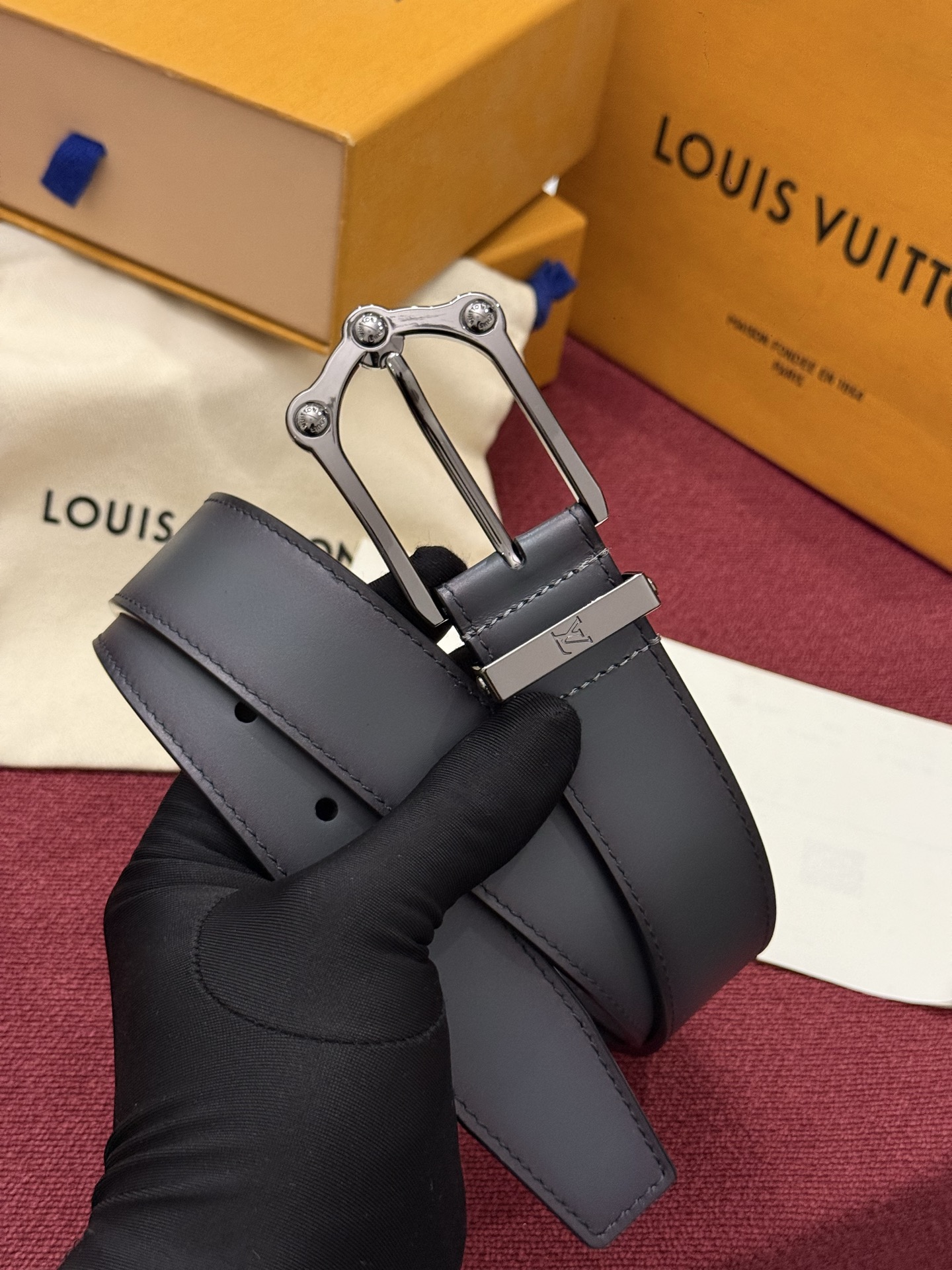 本款 Light Pont Neuf 腰带以工致笔触焕新经典风尚。光滑皮革搭配纤细束带圈和针式搭扣，在闲雅之中彰显自信风