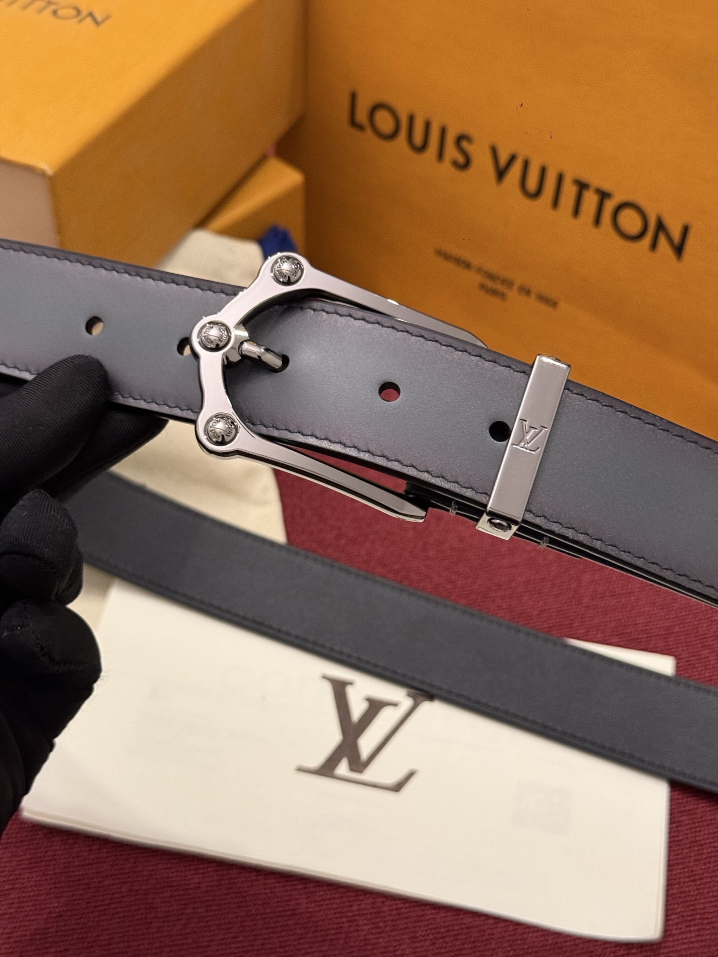 本款 Light Pont Neuf 腰带以工致笔触焕新经典风尚。光滑皮革搭配纤细束带圈和针式搭扣，在闲雅之中彰显自信风