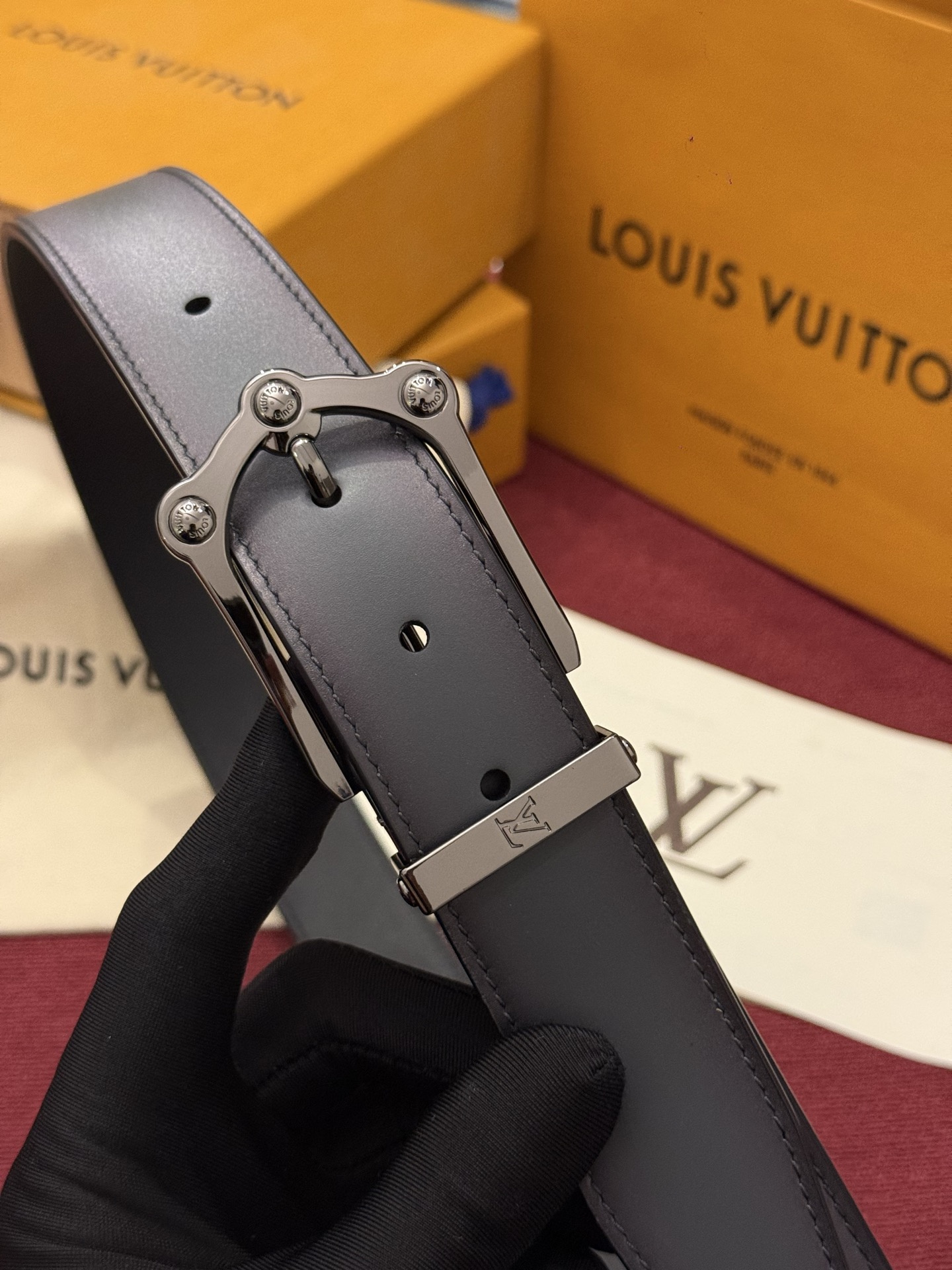 本款 Light Pont Neuf 腰带以工致笔触焕新经典风尚。光滑皮革搭配纤细束带圈和针式搭扣,在闲雅之中彰显自信风 本款 Light Pont Neuf 腰带以工致笔触焕新经典风尚。光滑皮革搭配纤细束带圈和针式搭扣,在闲雅之中彰显自信风