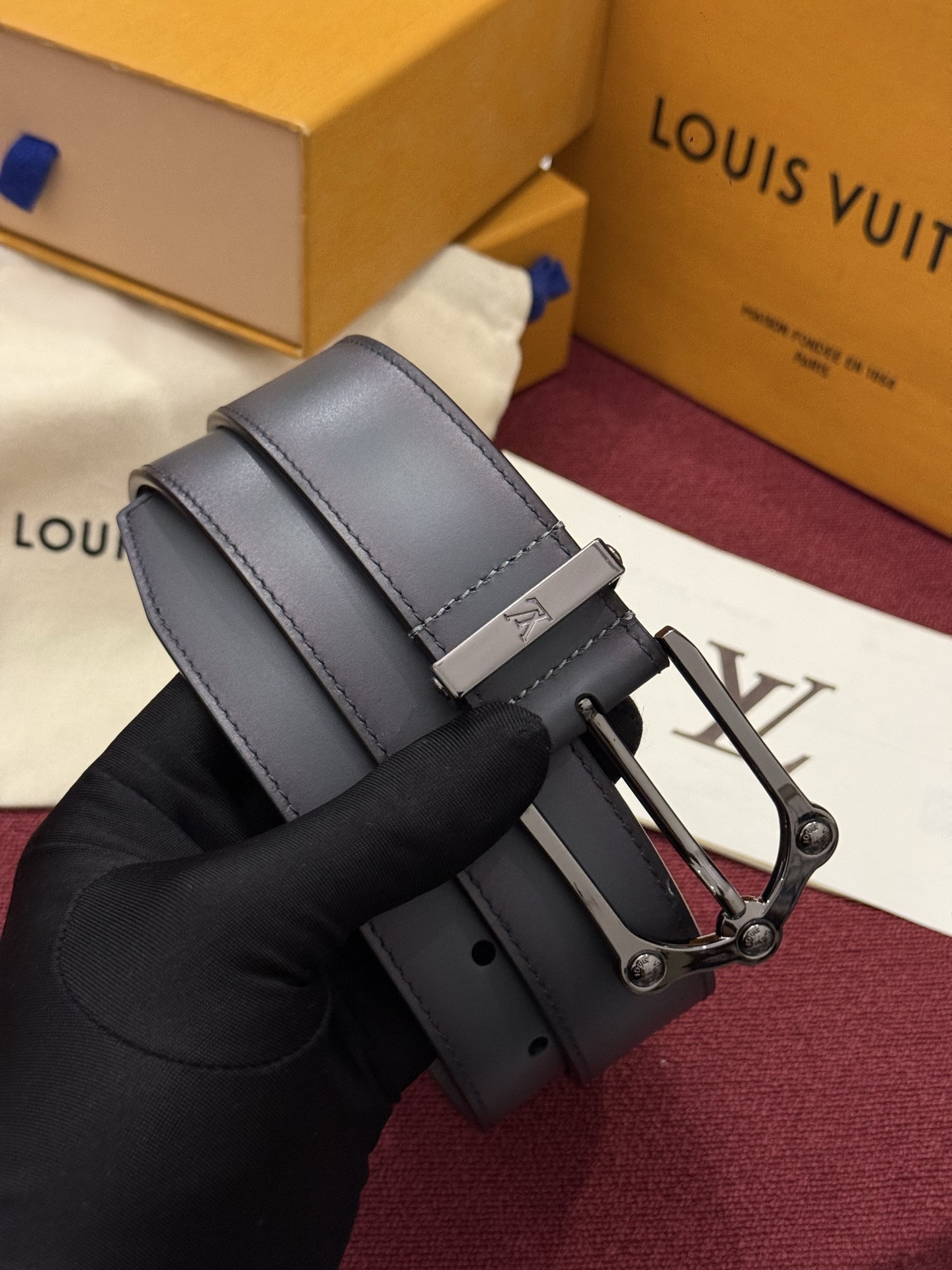 本款 Light Pont Neuf 腰带以工致笔触焕新经典风尚。光滑皮革搭配纤细束带圈和针式搭扣，在闲雅之中彰显自信风