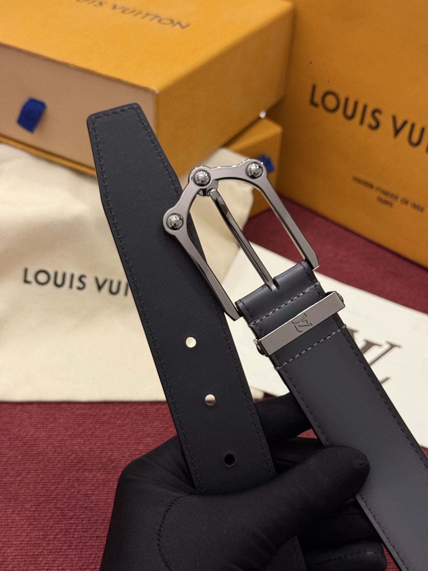 本款 Light Pont Neuf 腰带以工致笔触焕新经典风尚。光滑皮革搭配纤细束带圈和针式搭扣，在闲雅之中彰显自信风