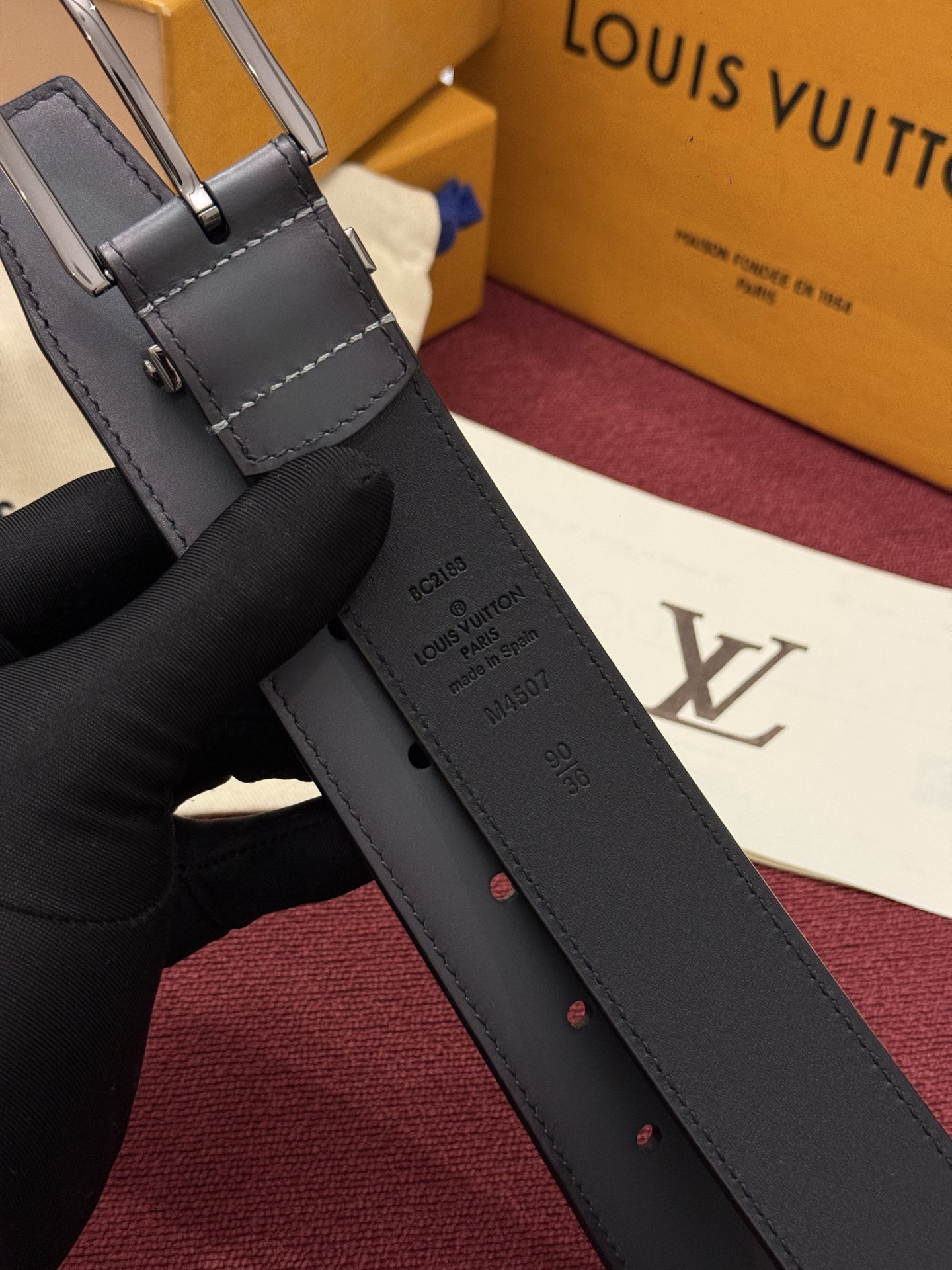 本款 Light Pont Neuf 腰带以工致笔触焕新经典风尚。光滑皮革搭配纤细束带圈和针式搭扣，在闲雅之中彰显自信风