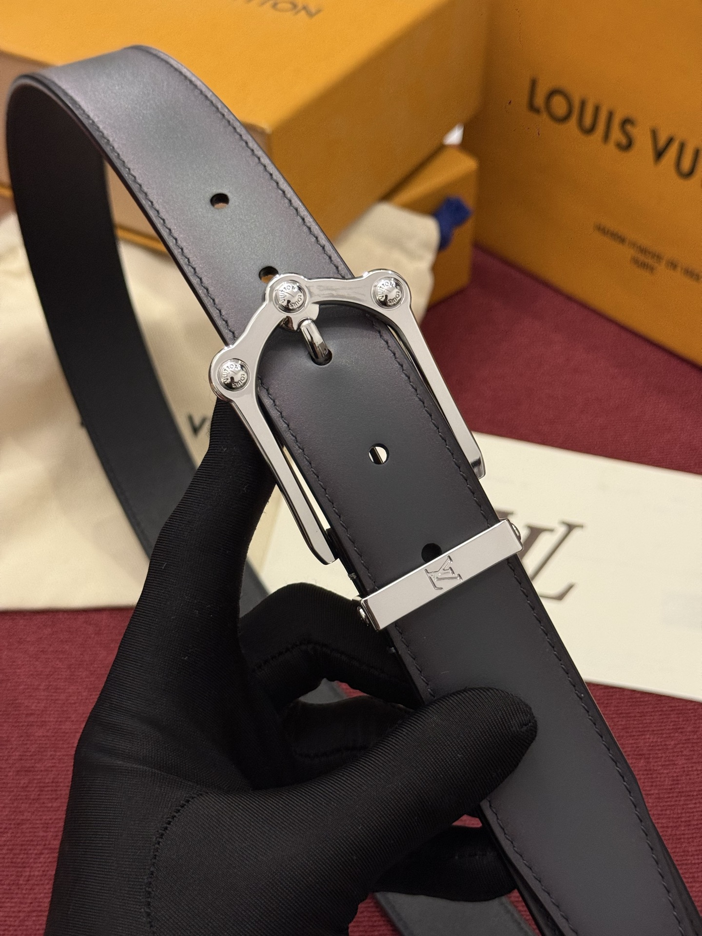 本款 Light Pont Neuf 腰带以工致笔触焕新经典风尚。光滑皮革搭配纤细束带圈和针式搭扣,在闲雅之中彰显自信风 本款 Light Pont Neuf 腰带以工致笔触焕新经典风尚。光滑皮革搭配纤细束带圈和针式搭扣,在闲雅之中彰显自信风