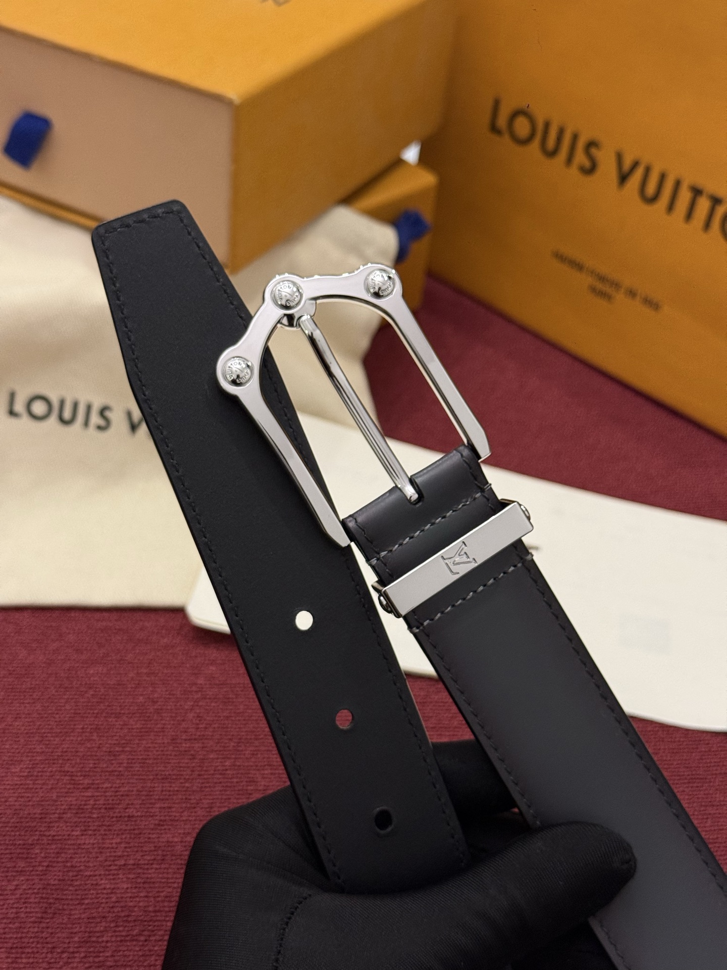 本款 Light Pont Neuf 腰带以工致笔触焕新经典风尚。光滑皮革搭配纤细束带圈和针式搭扣，在闲雅之中彰显自信风