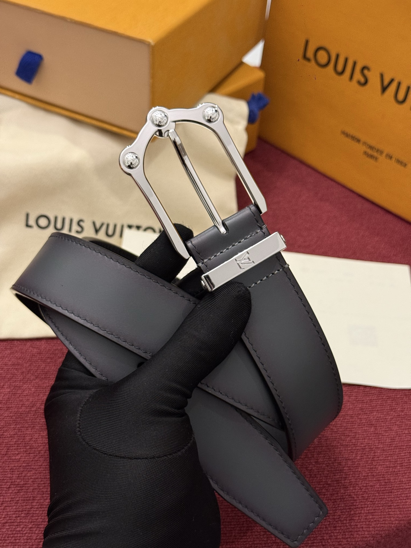 本款 Light Pont Neuf 腰带以工致笔触焕新经典风尚。光滑皮革搭配纤细束带圈和针式搭扣，在闲雅之中彰显自信风