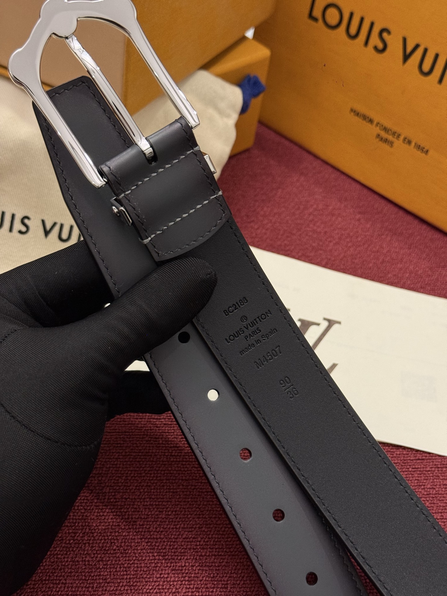 本款 Light Pont Neuf 腰带以工致笔触焕新经典风尚。光滑皮革搭配纤细束带圈和针式搭扣，在闲雅之中彰显自信风
