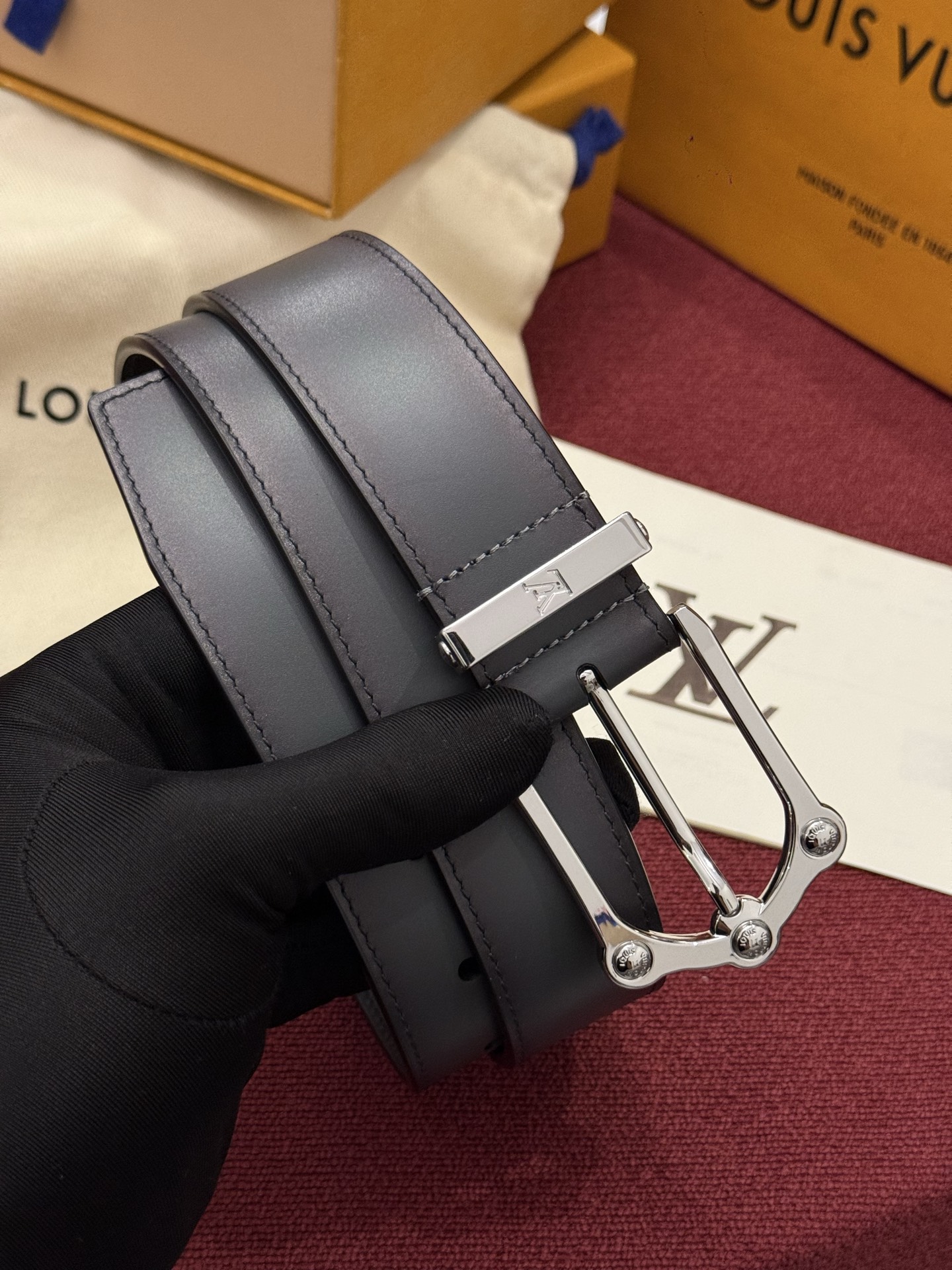 本款 Light Pont Neuf 腰带以工致笔触焕新经典风尚。光滑皮革搭配纤细束带圈和针式搭扣，在闲雅之中彰显自信风