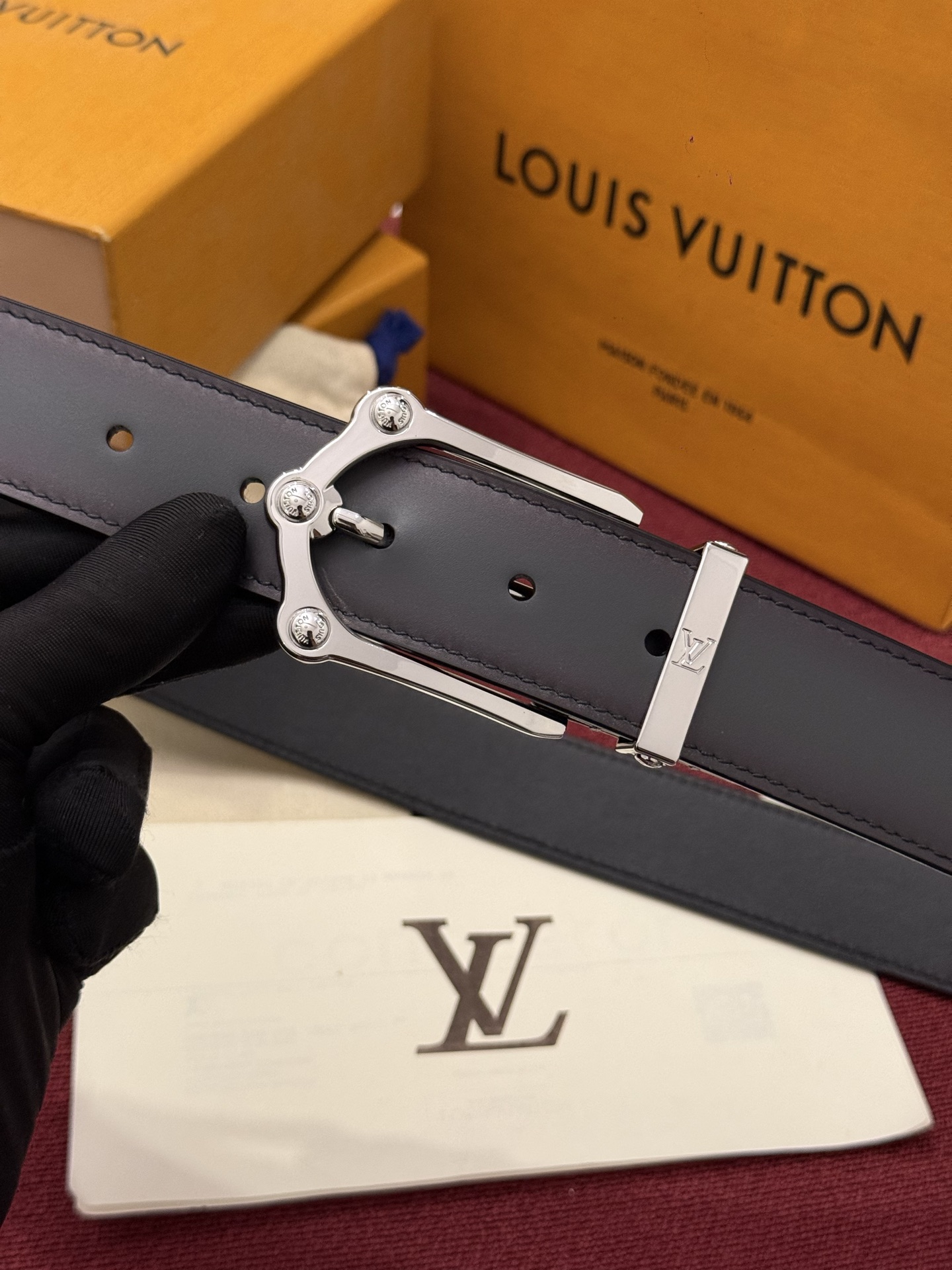本款 Light Pont Neuf 腰带以工致笔触焕新经典风尚。光滑皮革搭配纤细束带圈和针式搭扣，在闲雅之中彰显自信风