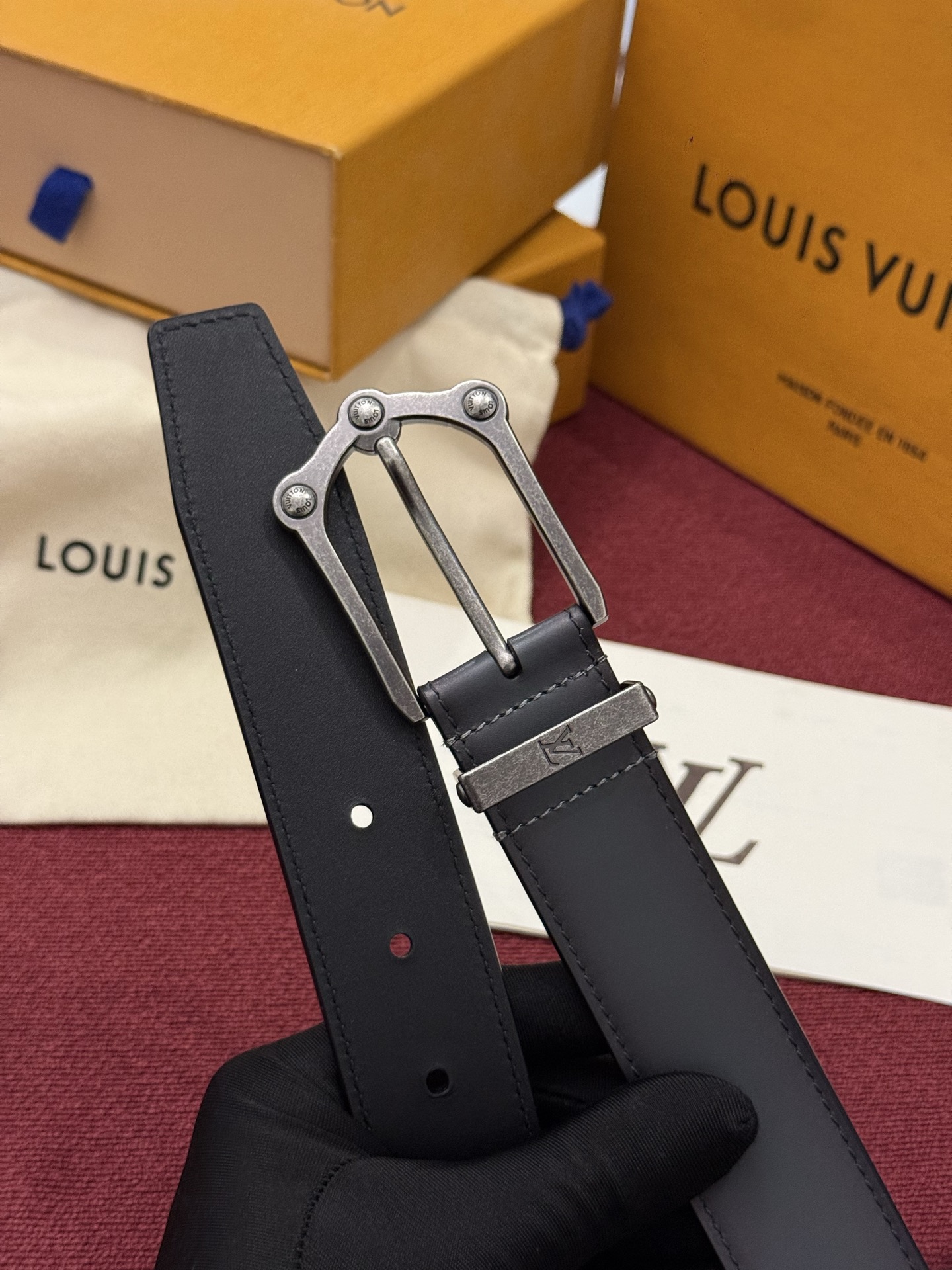 本款 Light Pont Neuf 腰带以工致笔触焕新经典风尚。光滑皮革搭配纤细束带圈和针式搭扣，在闲雅之中彰显自信风