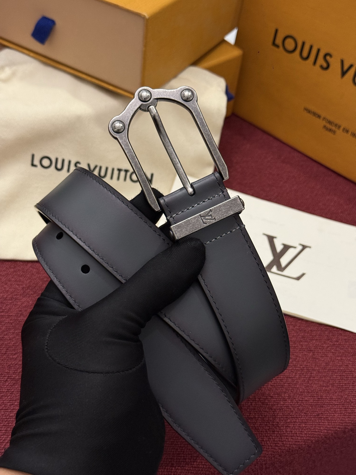 本款 Light Pont Neuf 腰带以工致笔触焕新经典风尚。光滑皮革搭配纤细束带圈和针式搭扣，在闲雅之中彰显自信风