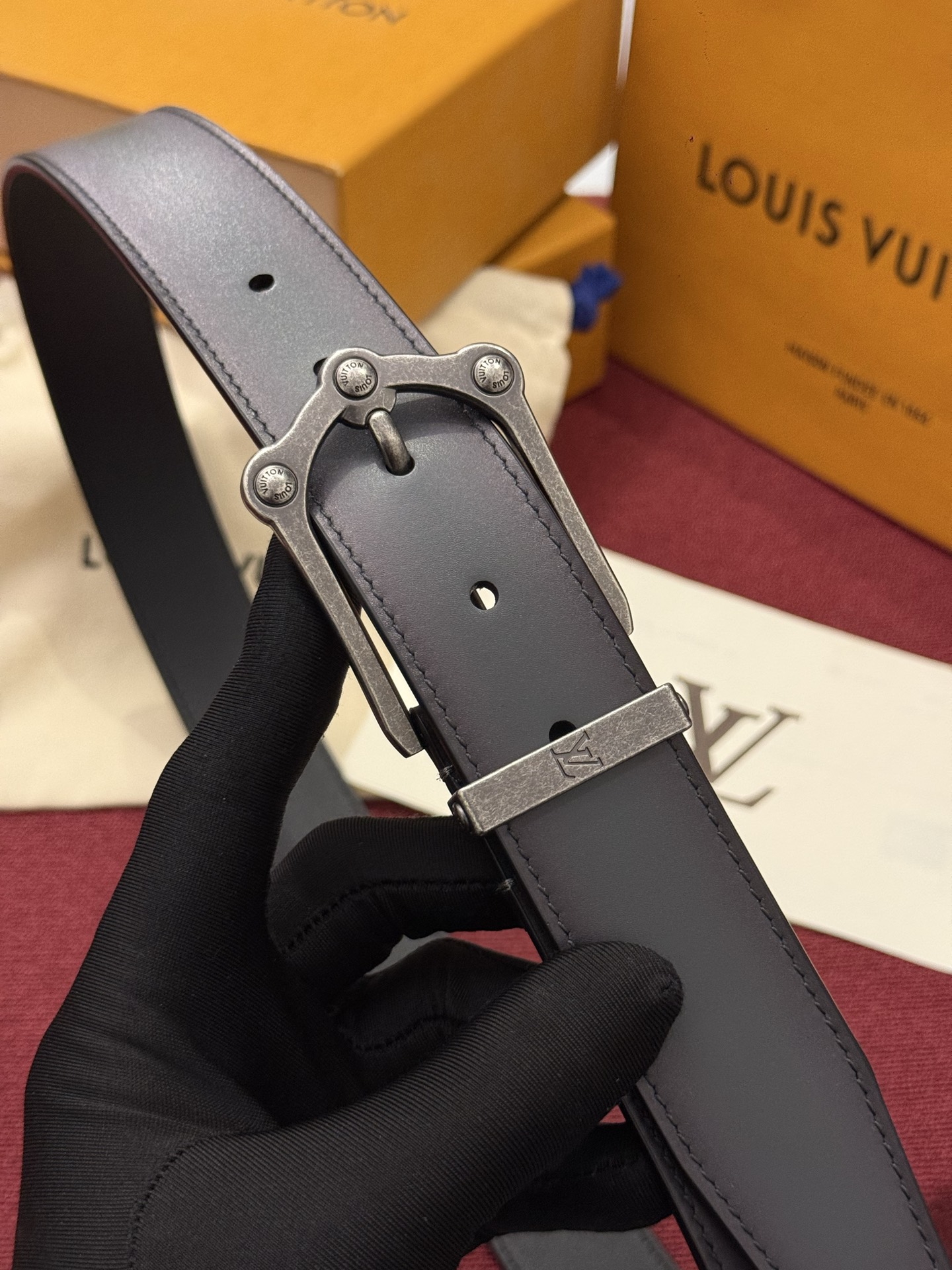 本款 Light Pont Neuf 腰带以工致笔触焕新经典风尚。光滑皮革搭配纤细束带圈和针式搭扣,在闲雅之中彰显自信风 本款 Light Pont Neuf 腰带以工致笔触焕新经典风尚。光滑皮革搭配纤细束带圈和针式搭扣,在闲雅之中彰显自信风
