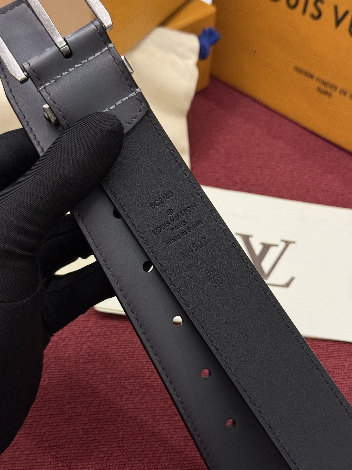 本款 Light Pont Neuf 腰带以工致笔触焕新经典风尚。光滑皮革搭配纤细束带圈和针式搭扣，在闲雅之中彰显自信风