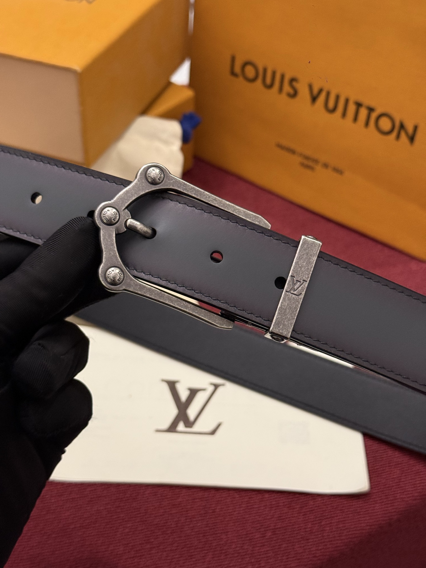 本款 Light Pont Neuf 腰带以工致笔触焕新经典风尚。光滑皮革搭配纤细束带圈和针式搭扣，在闲雅之中彰显自信风