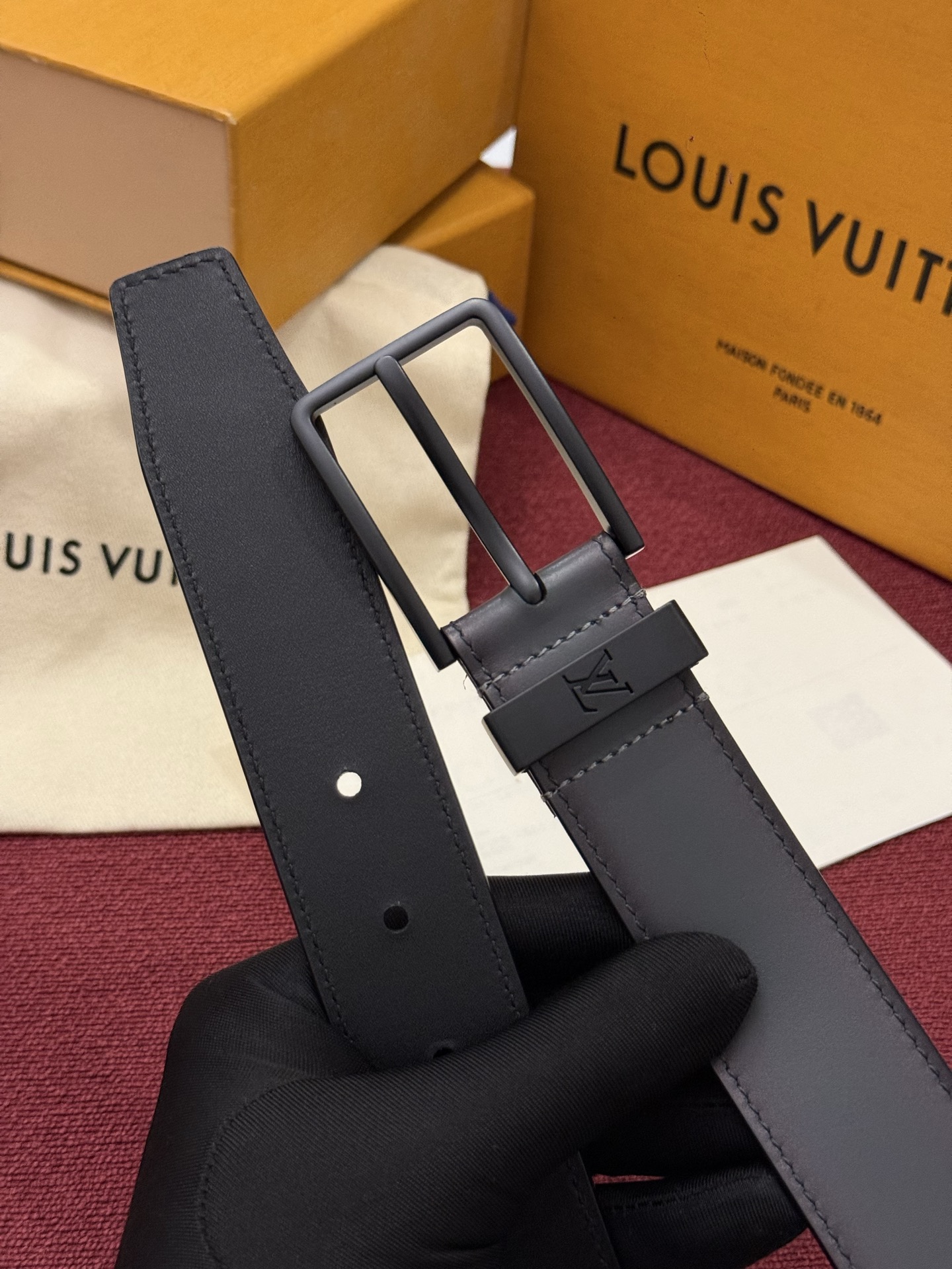 本款 Light Pont Neuf 腰带以工致笔触焕新经典风尚。光滑皮革搭配纤细束带圈和针式搭扣，在闲雅之中彰显自信风