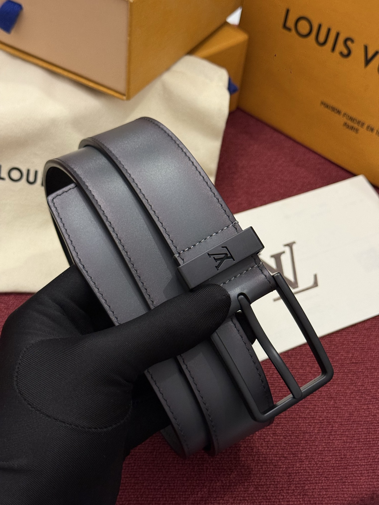 本款 Light Pont Neuf 腰带以工致笔触焕新经典风尚。光滑皮革搭配纤细束带圈和针式搭扣，在闲雅之中彰显自信风