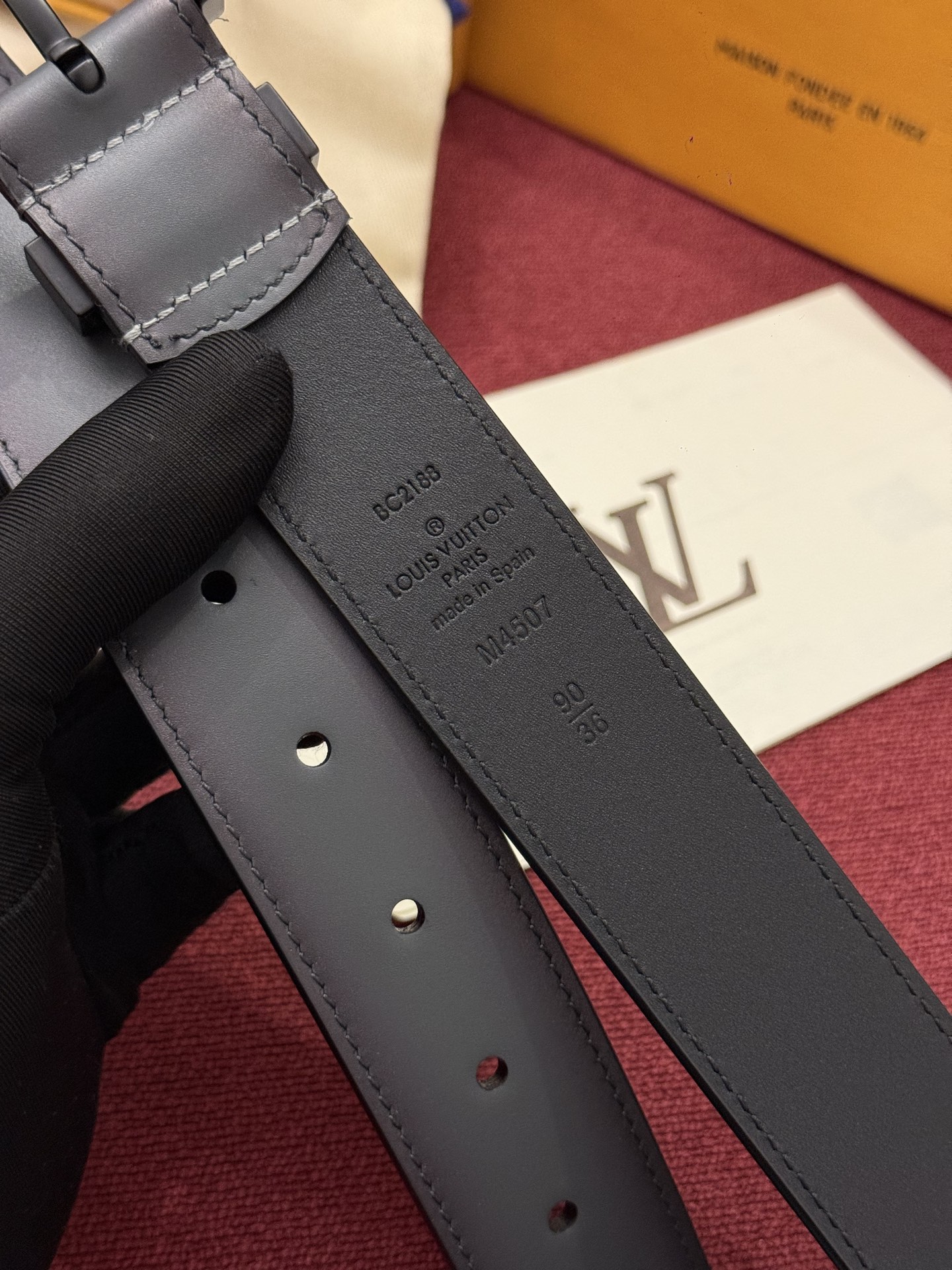 本款 Light Pont Neuf 腰带以工致笔触焕新经典风尚。光滑皮革搭配纤细束带圈和针式搭扣，在闲雅之中彰显自信风
