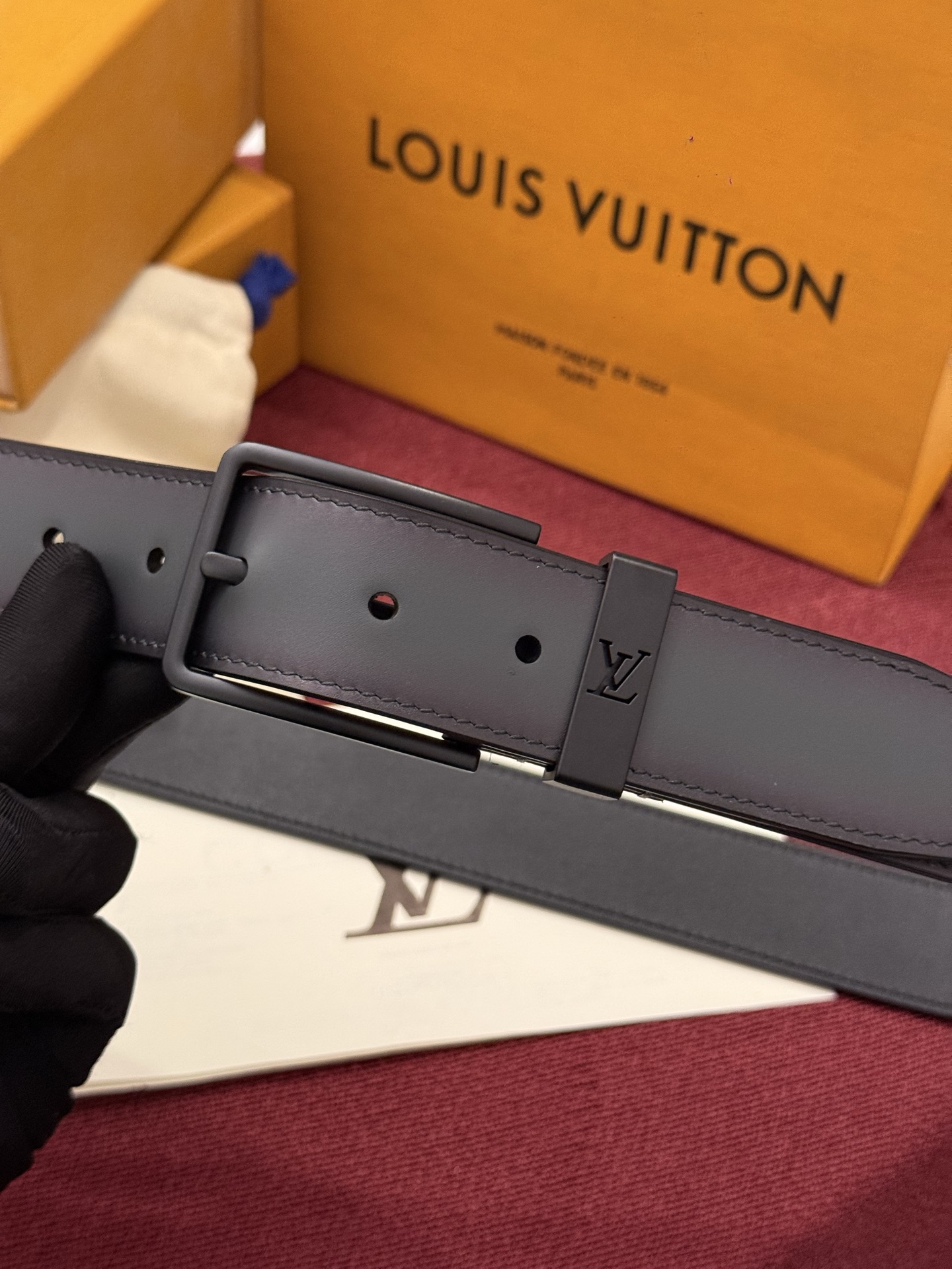 本款 Light Pont Neuf 腰带以工致笔触焕新经典风尚。光滑皮革搭配纤细束带圈和针式搭扣，在闲雅之中彰显自信风