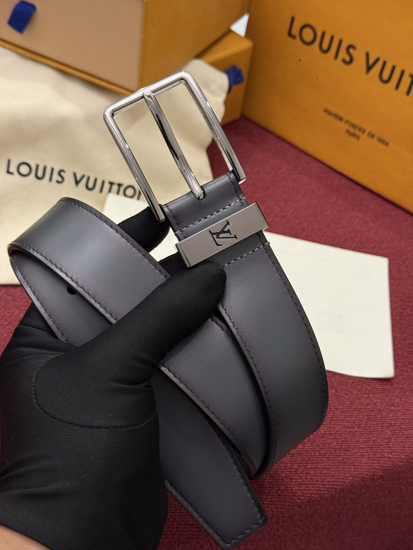 本款 Light Pont Neuf 腰带以工致笔触焕新经典风尚。光滑皮革搭配纤细束带圈和针式搭扣，在闲雅之中彰显自信风