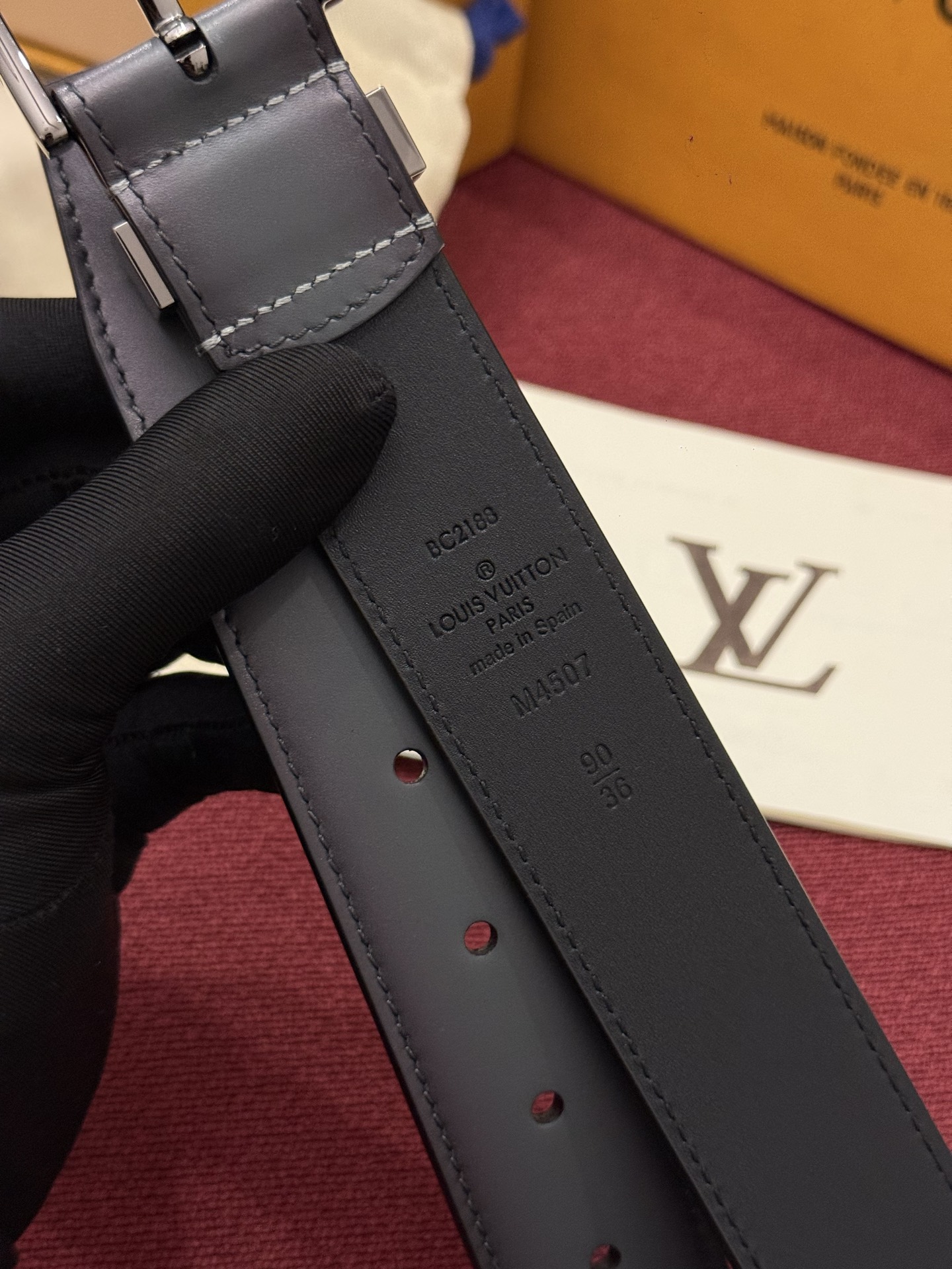 本款 Light Pont Neuf 腰带以工致笔触焕新经典风尚。光滑皮革搭配纤细束带圈和针式搭扣，在闲雅之中彰显自信风