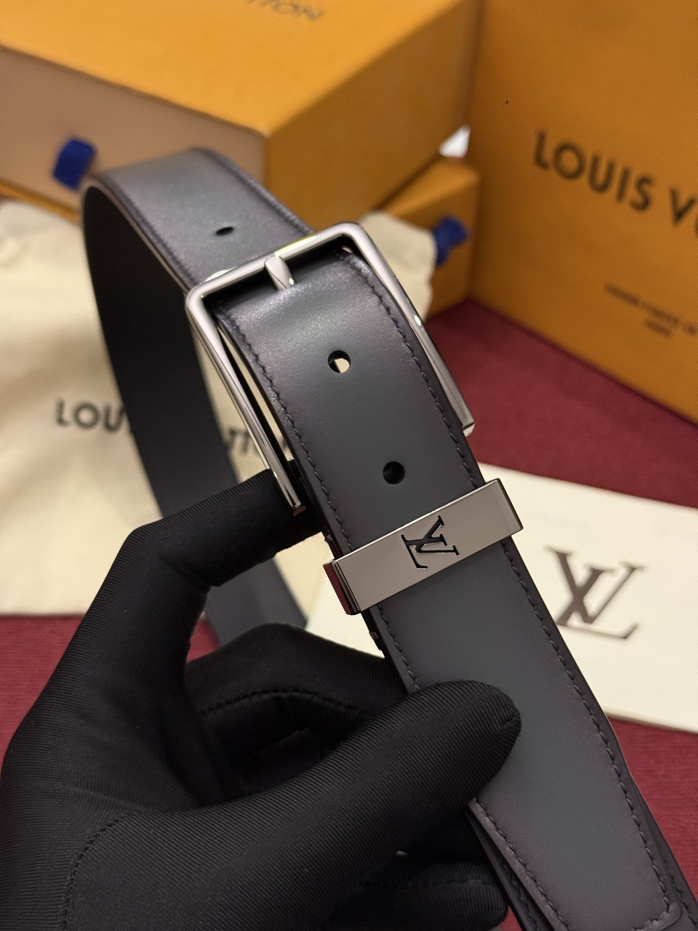 本款 Light Pont Neuf 腰带以工致笔触焕新经典风尚。光滑皮革搭配纤细束带圈和针式搭扣,在闲雅之中彰显自信风 本款 Light Pont Neuf 腰带以工致笔触焕新经典风尚。光滑皮革搭配纤细束带圈和针式搭扣,在闲雅之中彰显自信风