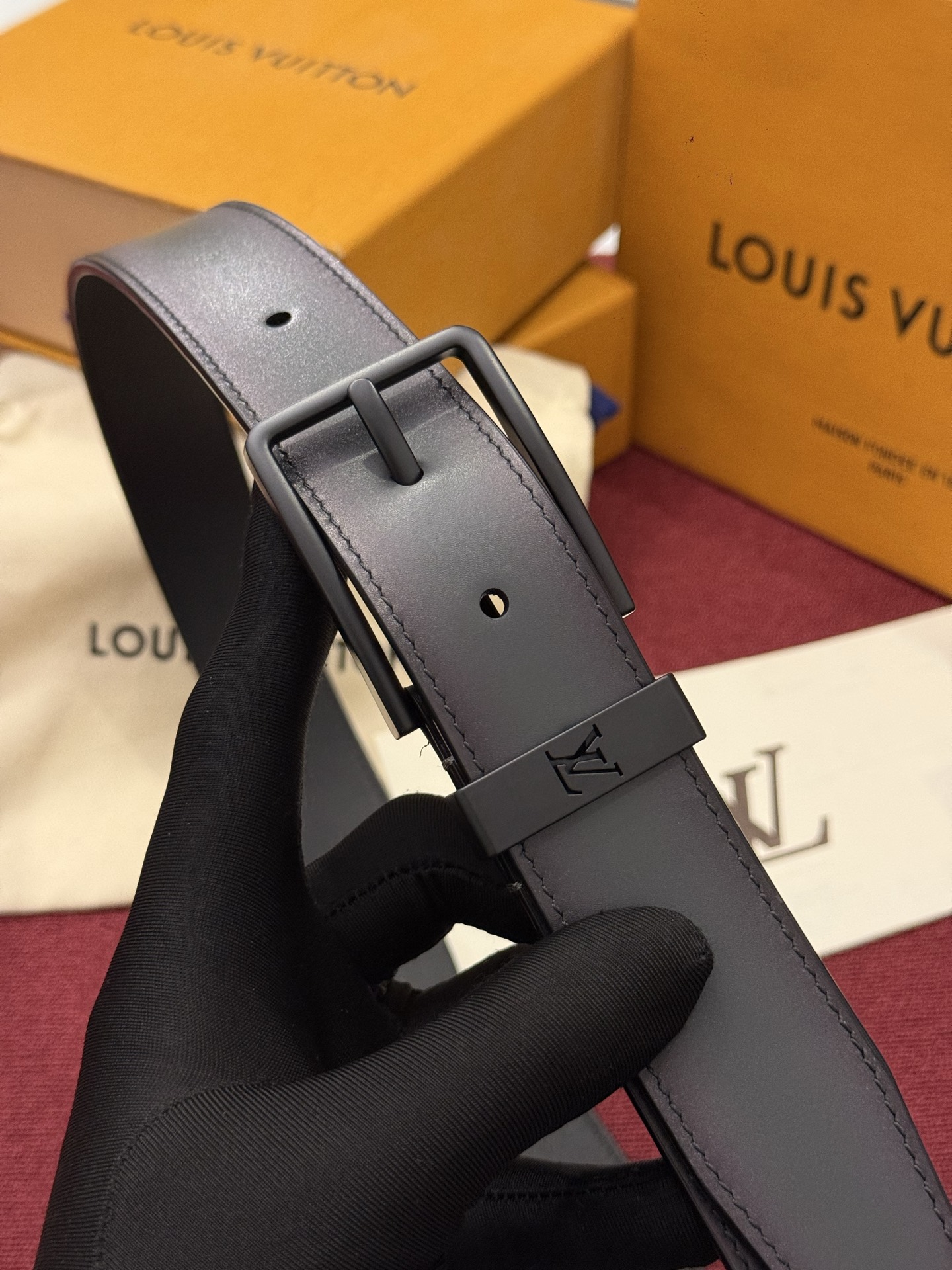 本款 Light Pont Neuf 腰带以工致笔触焕新经典风尚。光滑皮革搭配纤细束带圈和针式搭扣,在闲雅之中彰显自信风 本款 Light Pont Neuf 腰带以工致笔触焕新经典风尚。光滑皮革搭配纤细束带圈和针式搭扣,在闲雅之中彰显自信风
