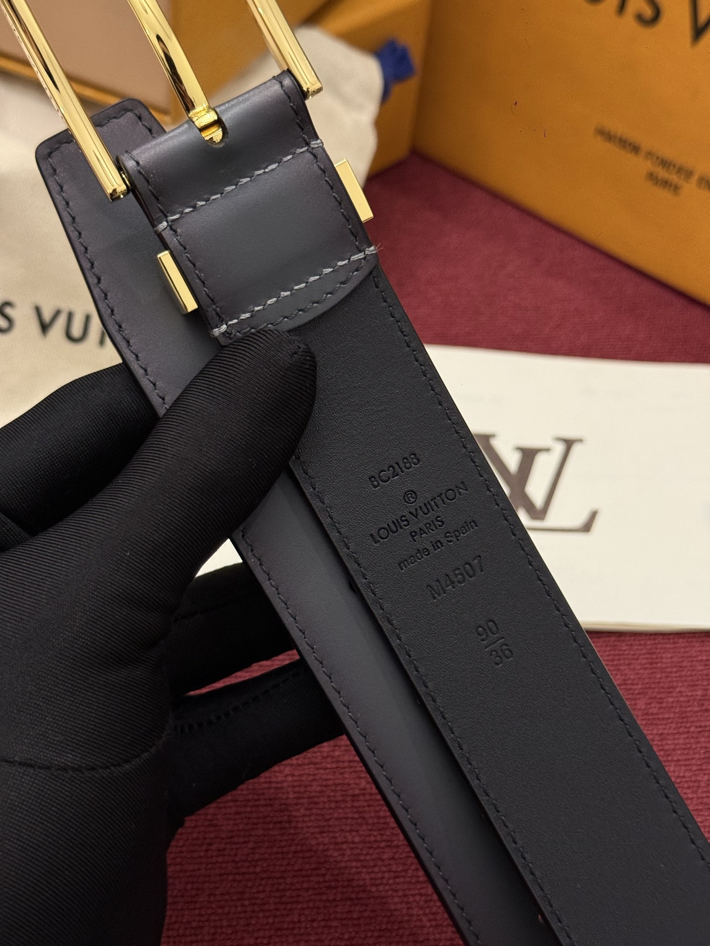 本款 Light Pont Neuf 腰带以工致笔触焕新经典风尚。光滑皮革搭配纤细束带圈和针式搭扣，在闲雅之中彰显自信风