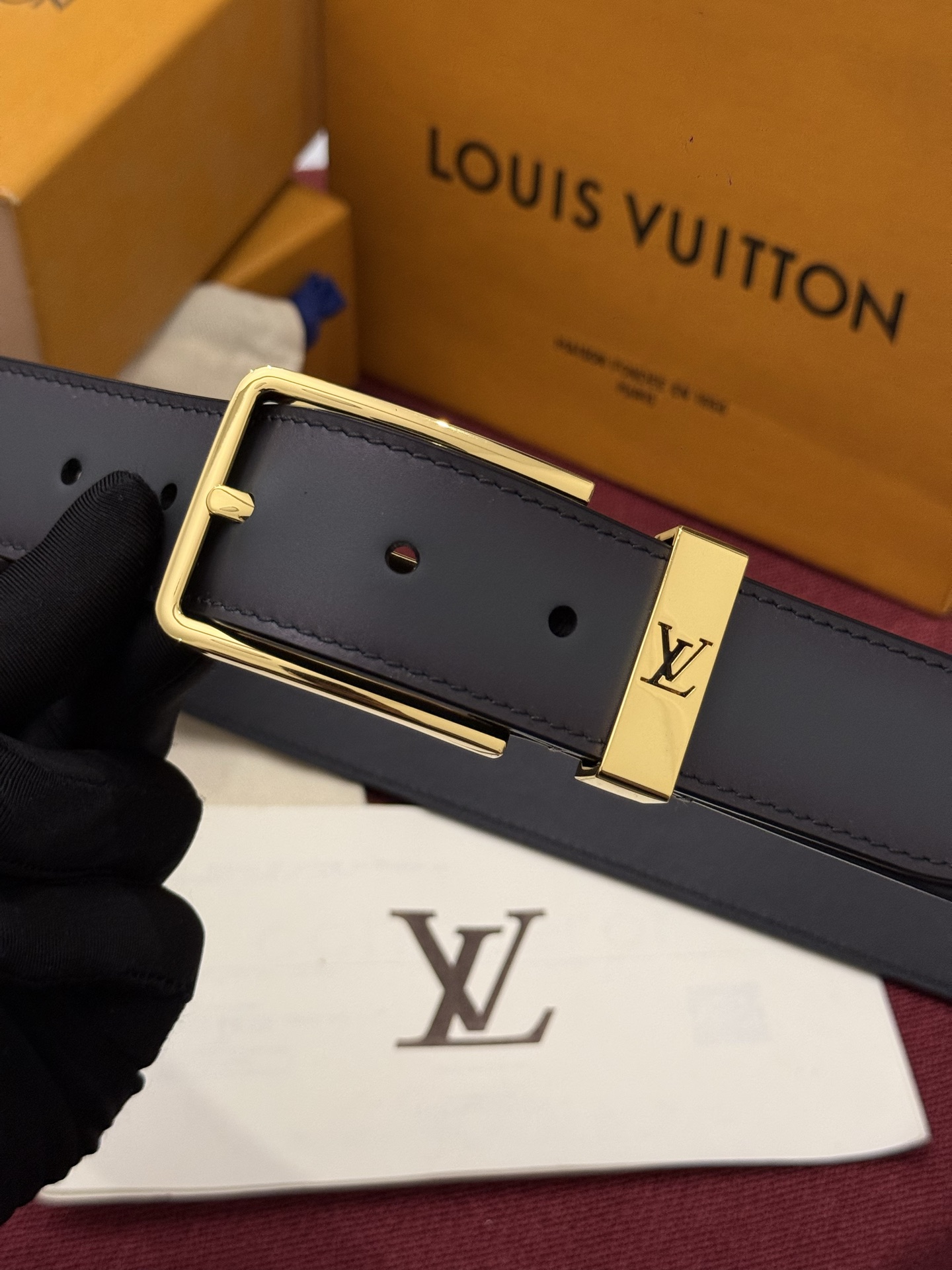 本款 Light Pont Neuf 腰带以工致笔触焕新经典风尚。光滑皮革搭配纤细束带圈和针式搭扣，在闲雅之中彰显自信风
