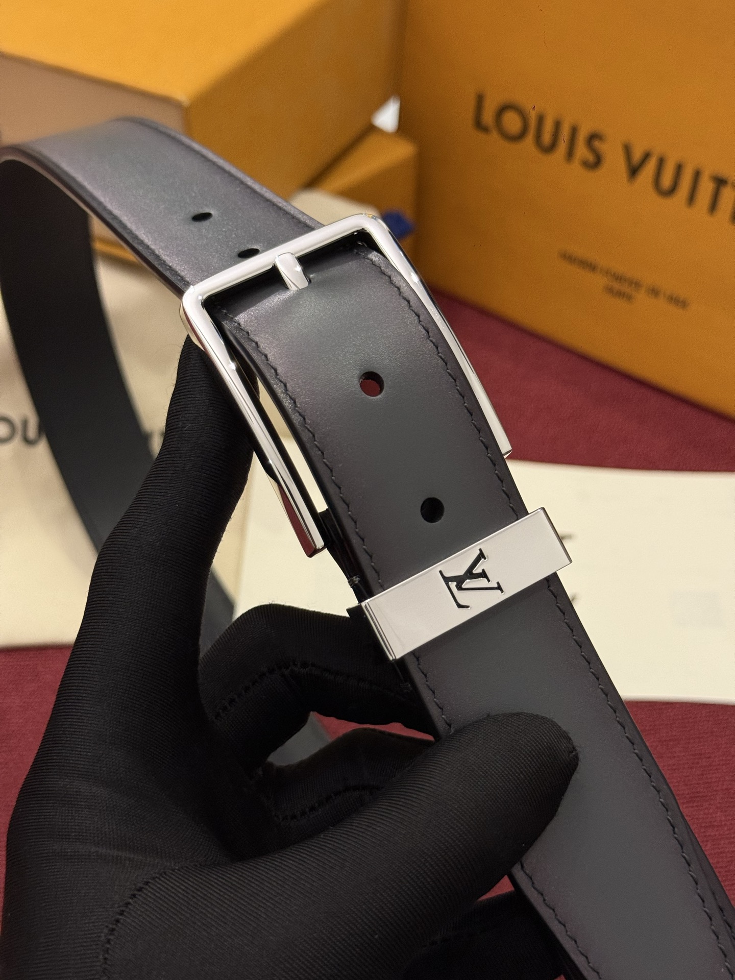本款 Light Pont Neuf 腰带以工致笔触焕新经典风尚。光滑皮革搭配纤细束带圈和针式搭扣,在闲雅之中彰显自信风 本款 Light Pont Neuf 腰带以工致笔触焕新经典风尚。光滑皮革搭配纤细束带圈和针式搭扣,在闲雅之中彰显自信风