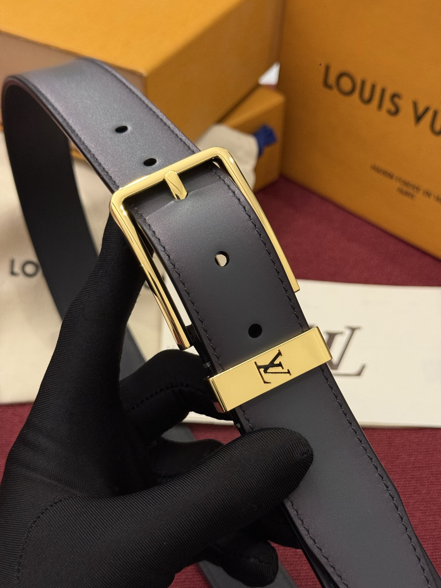 本款 Light Pont Neuf 腰带以工致笔触焕新经典风尚。光滑皮革搭配纤细束带圈和针式搭扣,在闲雅之中彰显自信风 本款 Light Pont Neuf 腰带以工致笔触焕新经典风尚。光滑皮革搭配纤细束带圈和针式搭扣,在闲雅之中彰显自信风