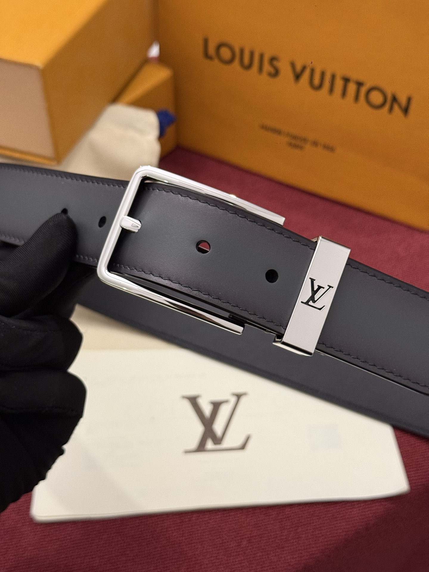 本款 Light Pont Neuf 腰带以工致笔触焕新经典风尚。光滑皮革搭配纤细束带圈和针式搭扣，在闲雅之中彰显自信风