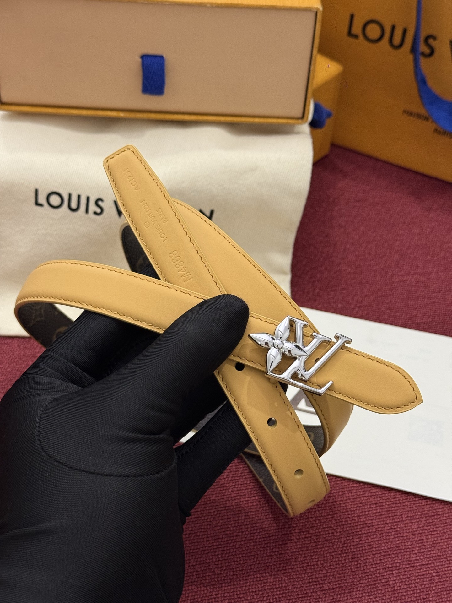 2.0 LV Bloom腰带势必成为路易威登的经典之作。其夺人眼球的扣环巧妙融合了LV标识与Monogram花卉图案的元