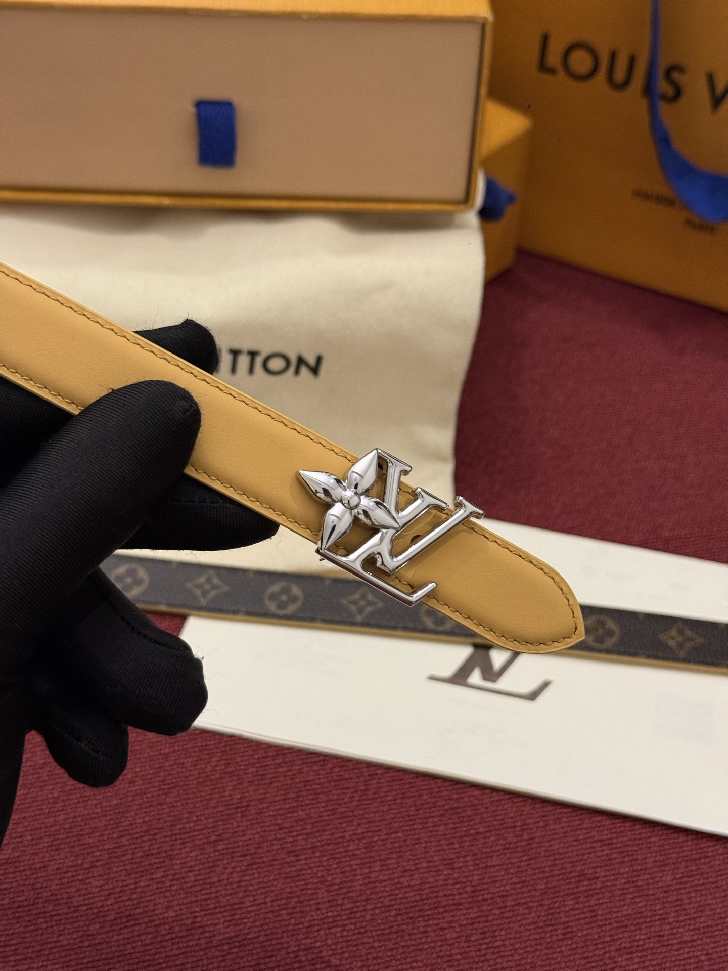 2.0 LV Bloom腰带势必成为路易威登的经典之作。其夺人眼球的扣环巧妙融合了LV标识与Monogram花卉图案的元