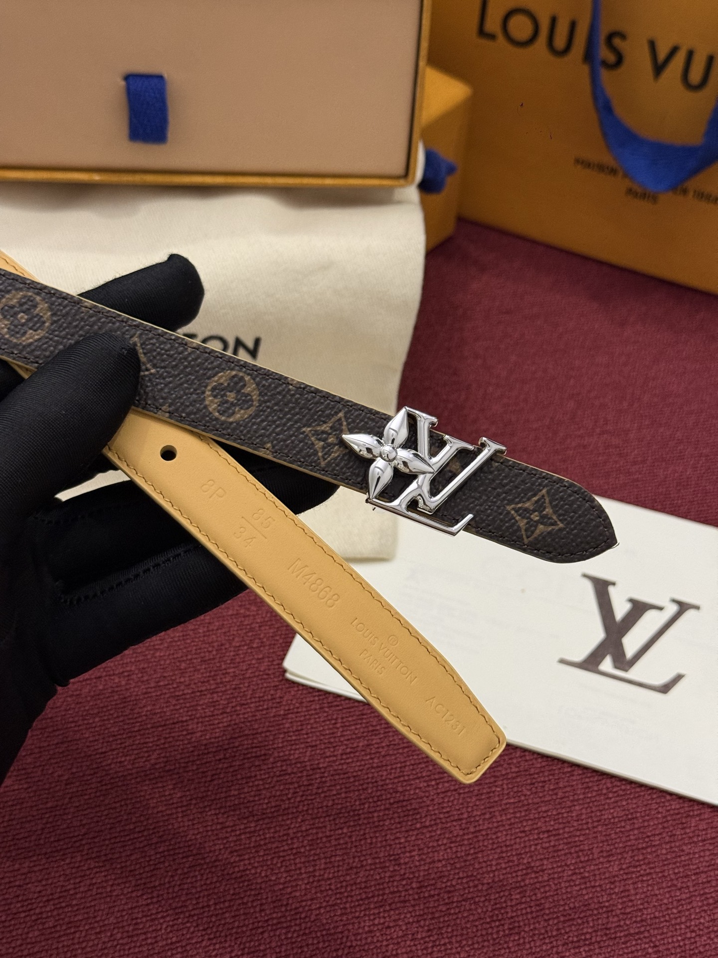 2.0 LV Bloom腰带势必成为路易威登的经典之作。其夺人眼球的扣环巧妙融合了LV标识与Monogram花卉图案的元