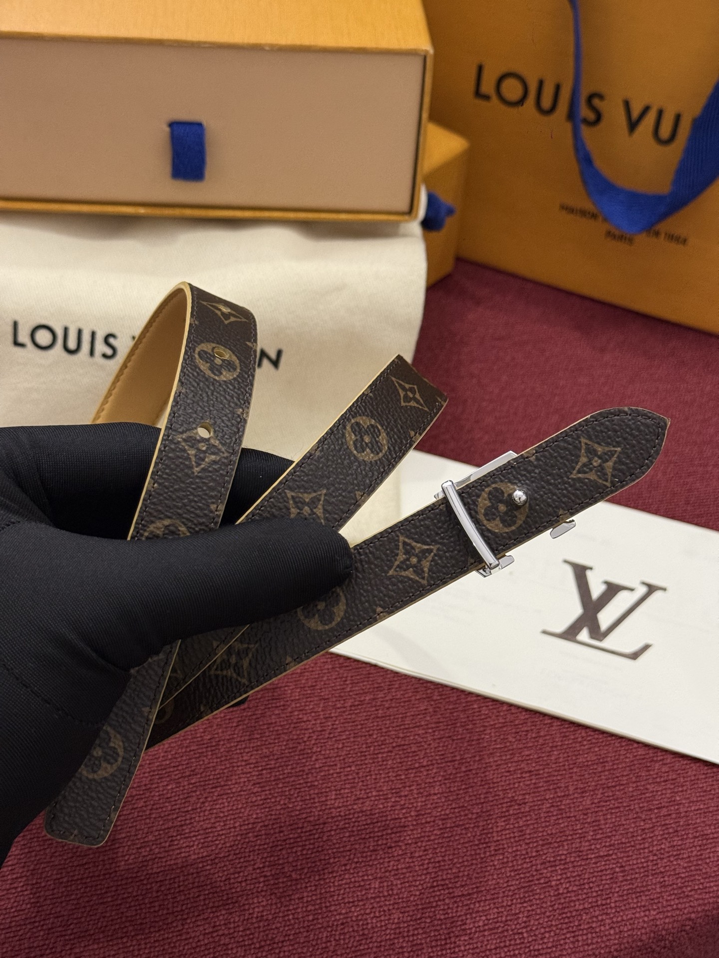 2.0 LV Bloom腰带势必成为路易威登的经典之作。其夺人眼球的扣环巧妙融合了LV标识与Monogram花卉图案的元