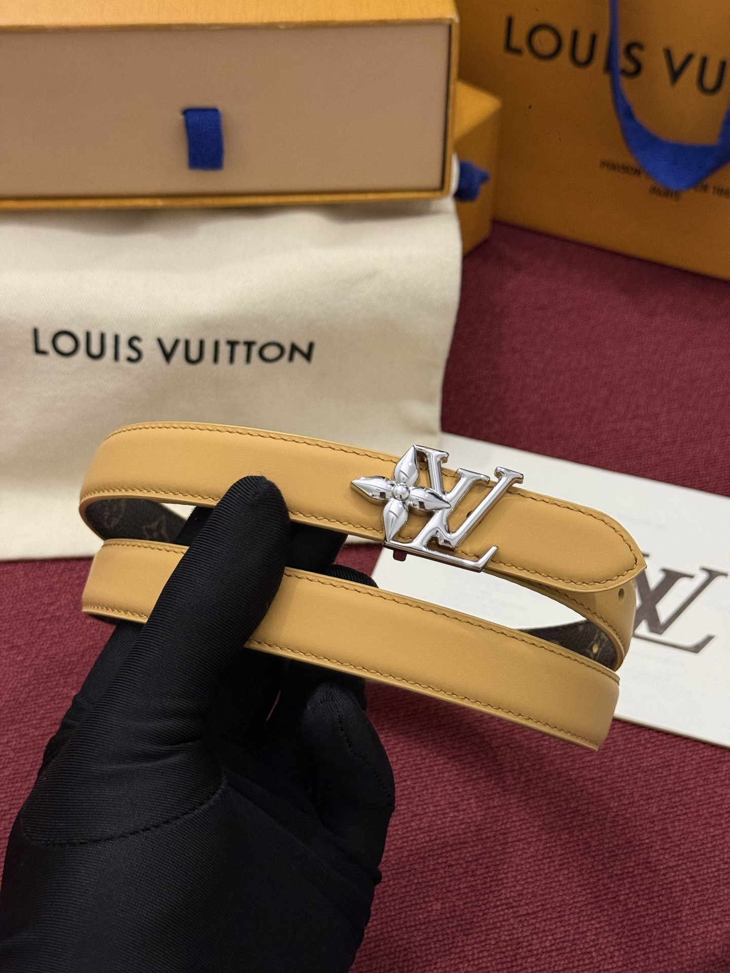 2.0 LV Bloom腰带势必成为路易威登的经典之作。其夺人眼球的扣环巧妙融合了LV标识与Monogram花卉图案的元