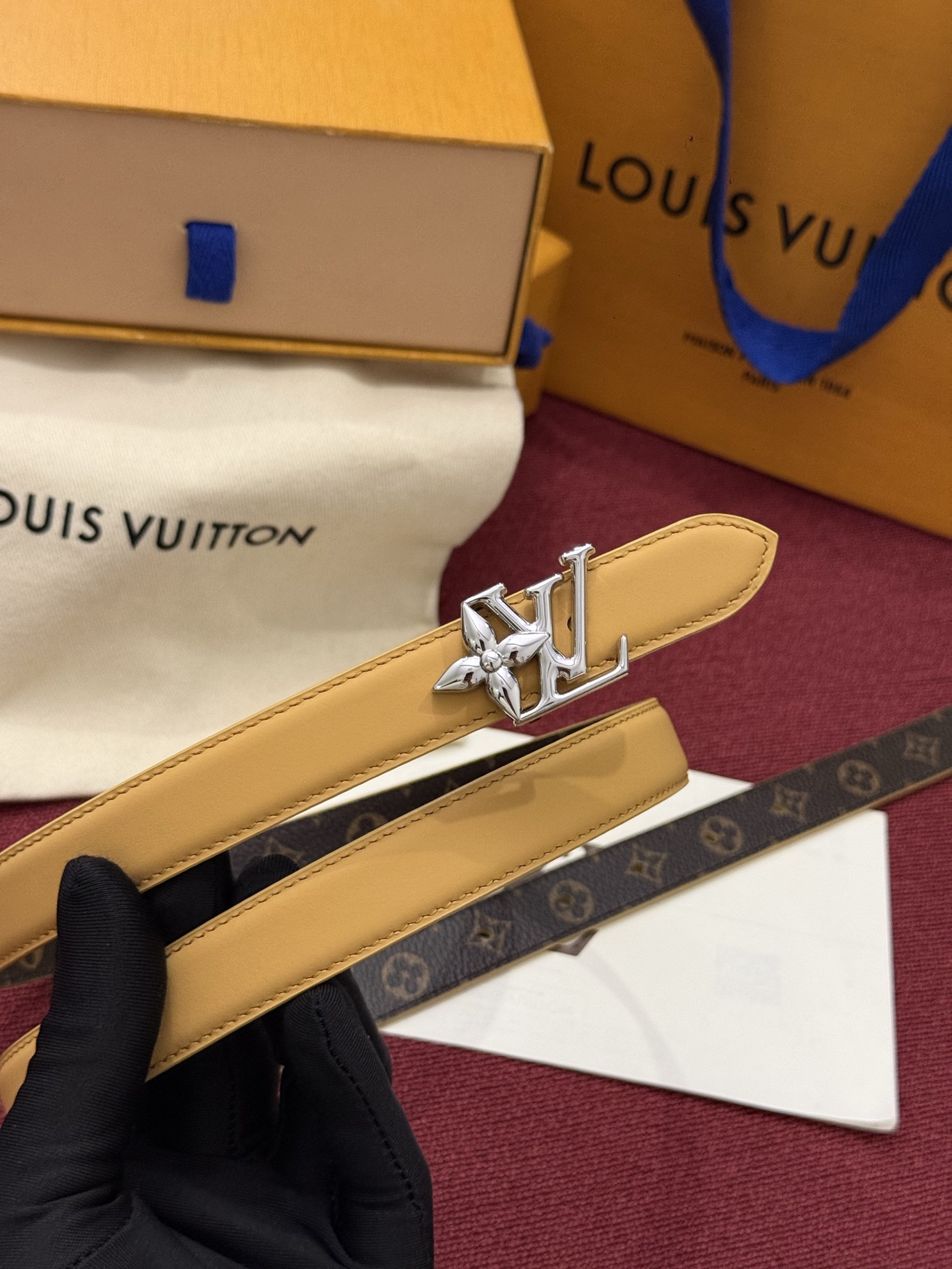 2.0 LV Bloom腰带势必成为路易威登的经典之作。其夺人眼球的扣环巧妙融合了LV标识与Monogram花卉图案的元